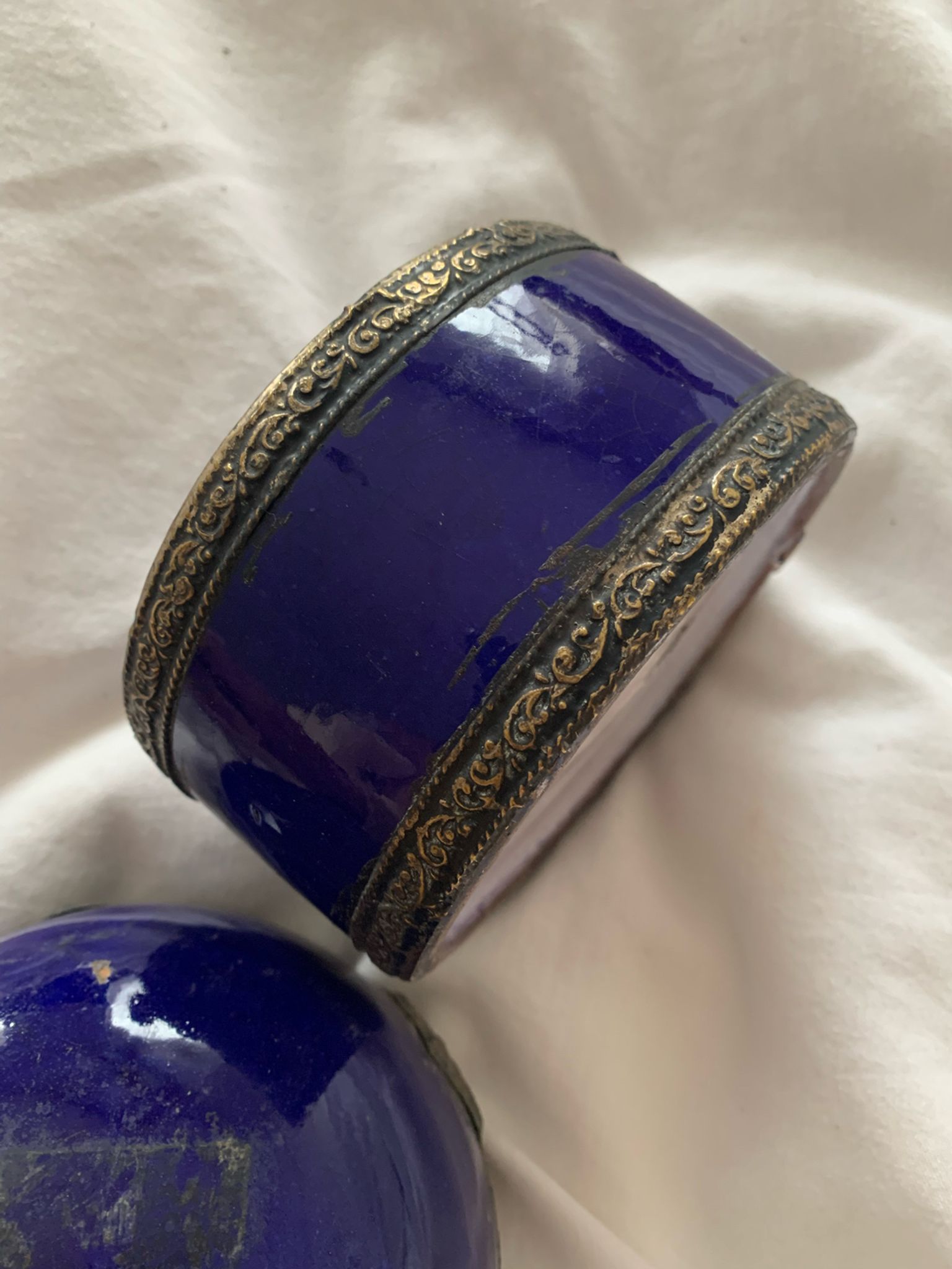 Ceramic pot and bronze blue flower old