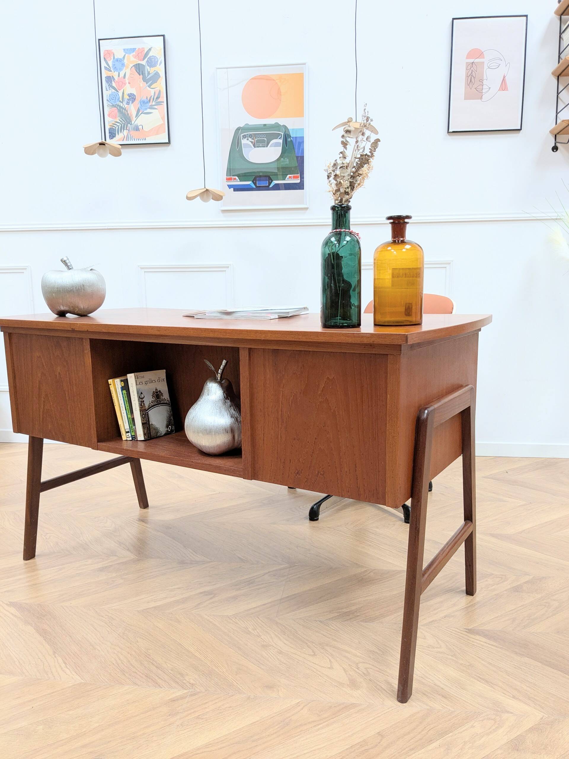 Designer double-sided desk
