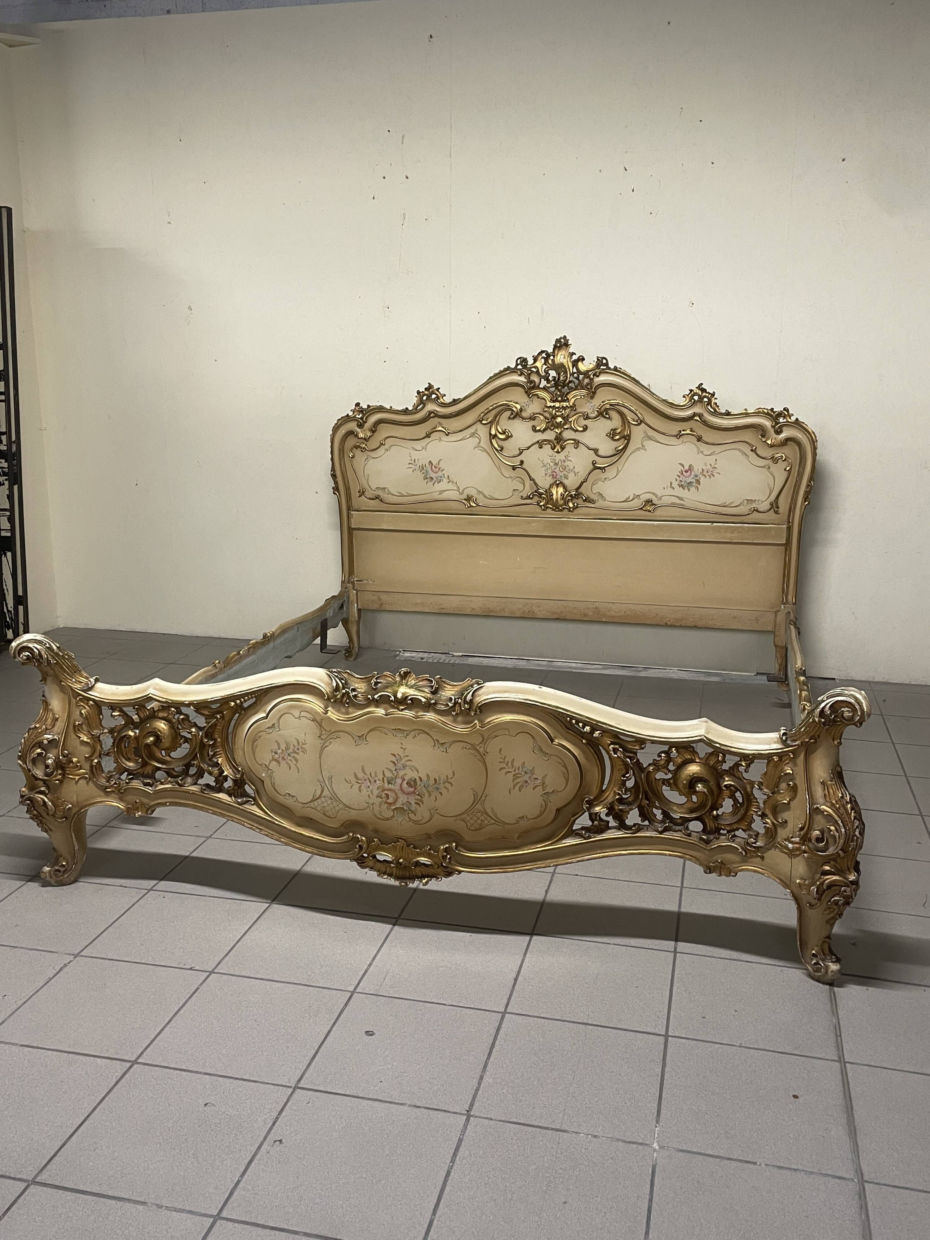 Lit matrimonial des années 40 dans le style Louis XV.