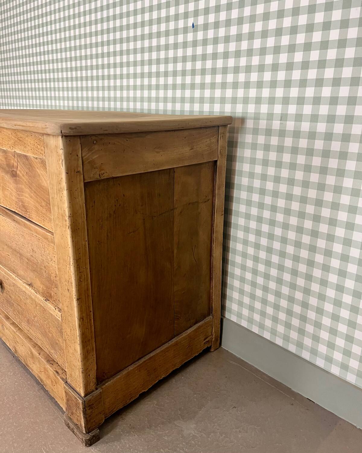 Walnut chest of drawers