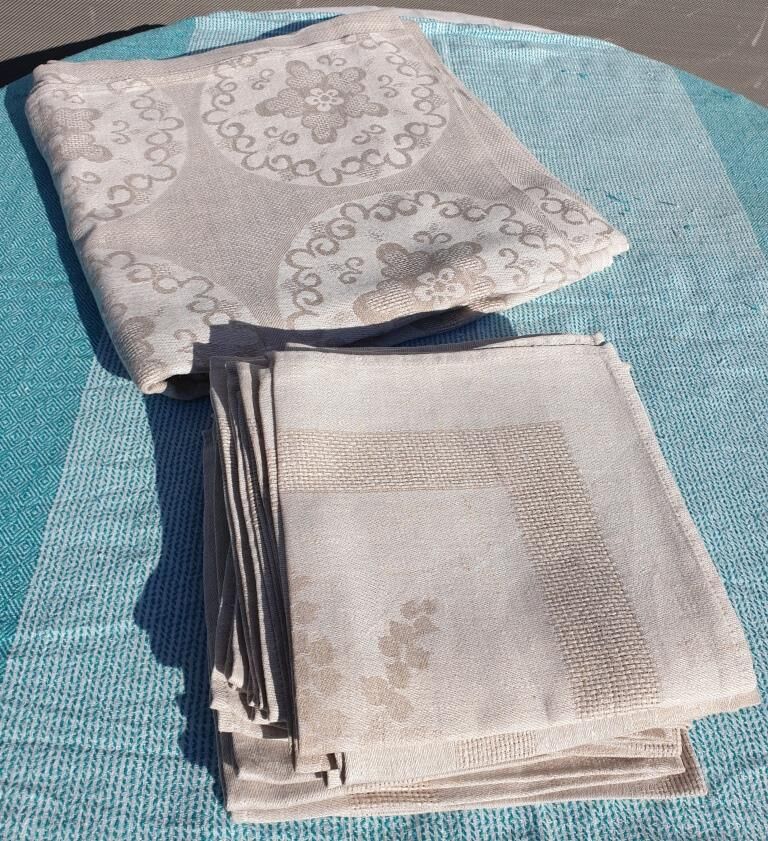 Set tablecloth & 18 vintage towels 138x280