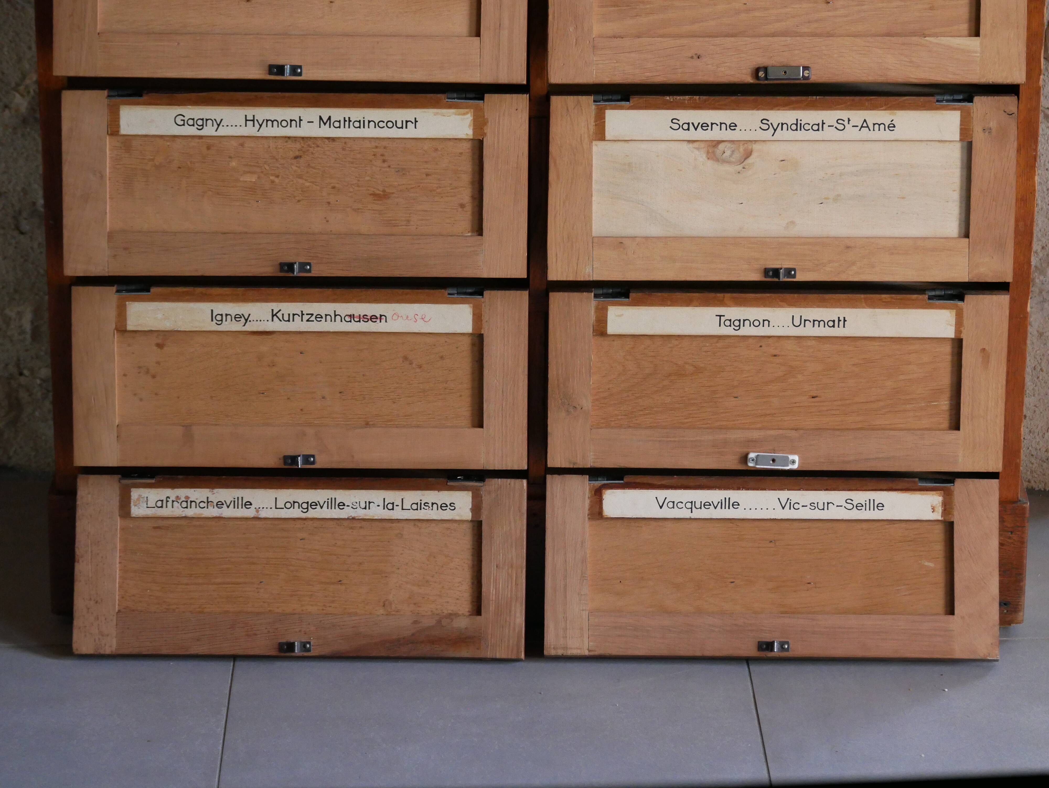 Notary's furniture with clamshells