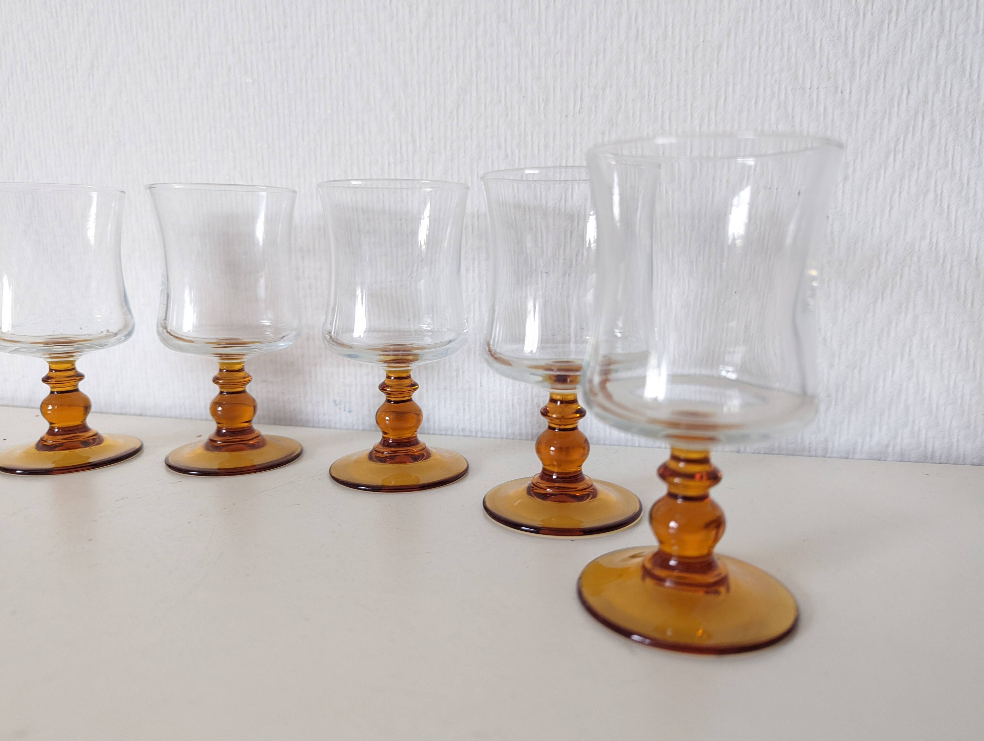 verre à pied , eau ou vin , pied jaune