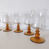 verre à pied , eau ou vin , pied jaune