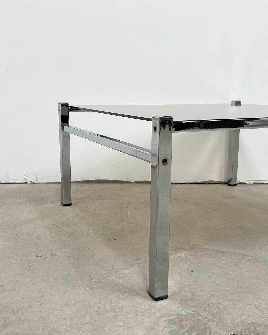 Table basse carré chrome / verre fumé