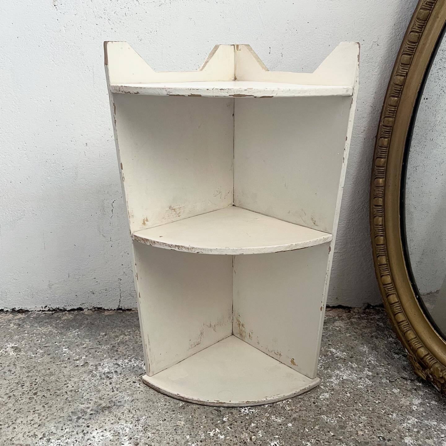 Corner kitchen shelves