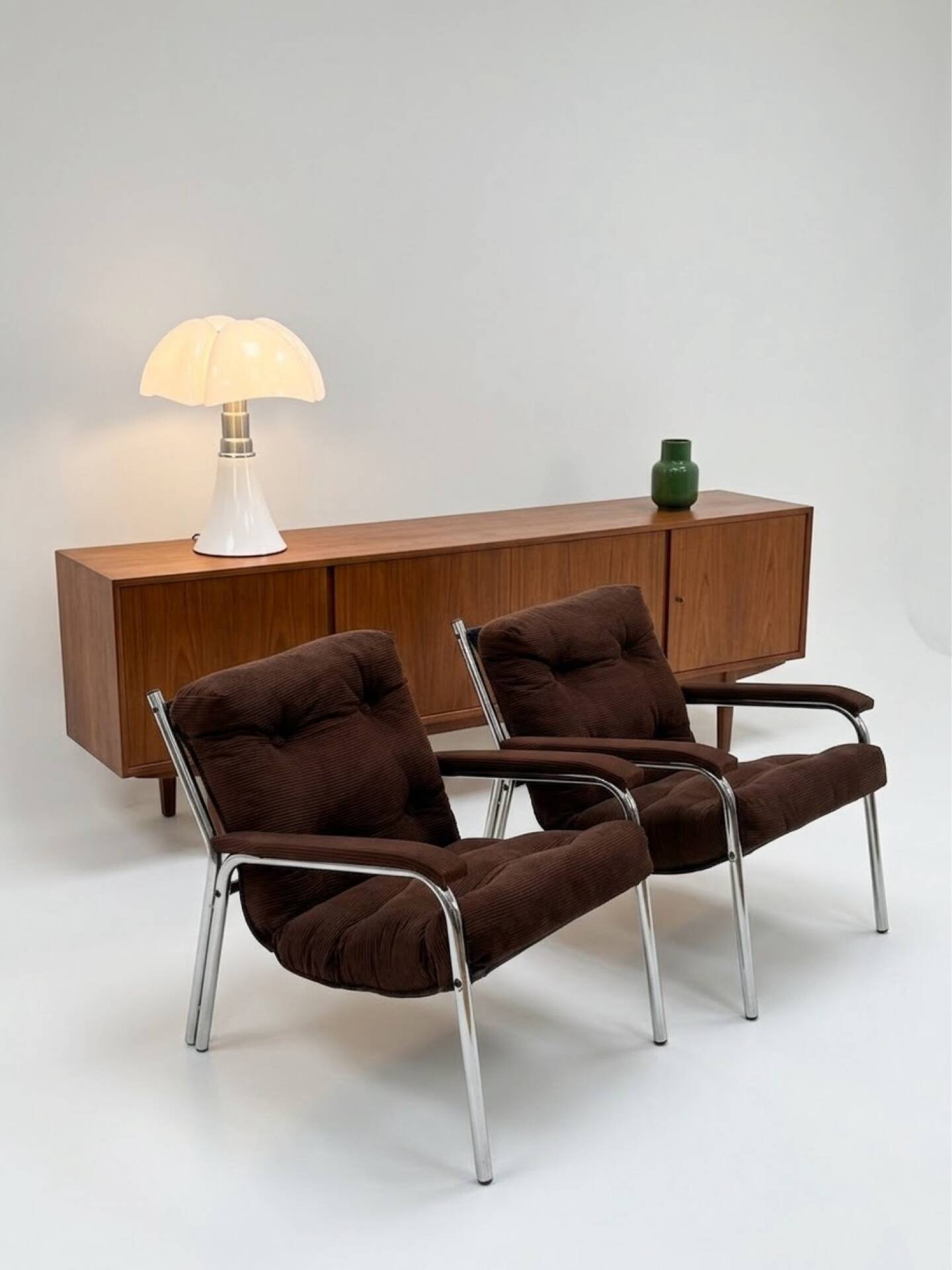 Lot of 2 vintage 1970s armchairs.
