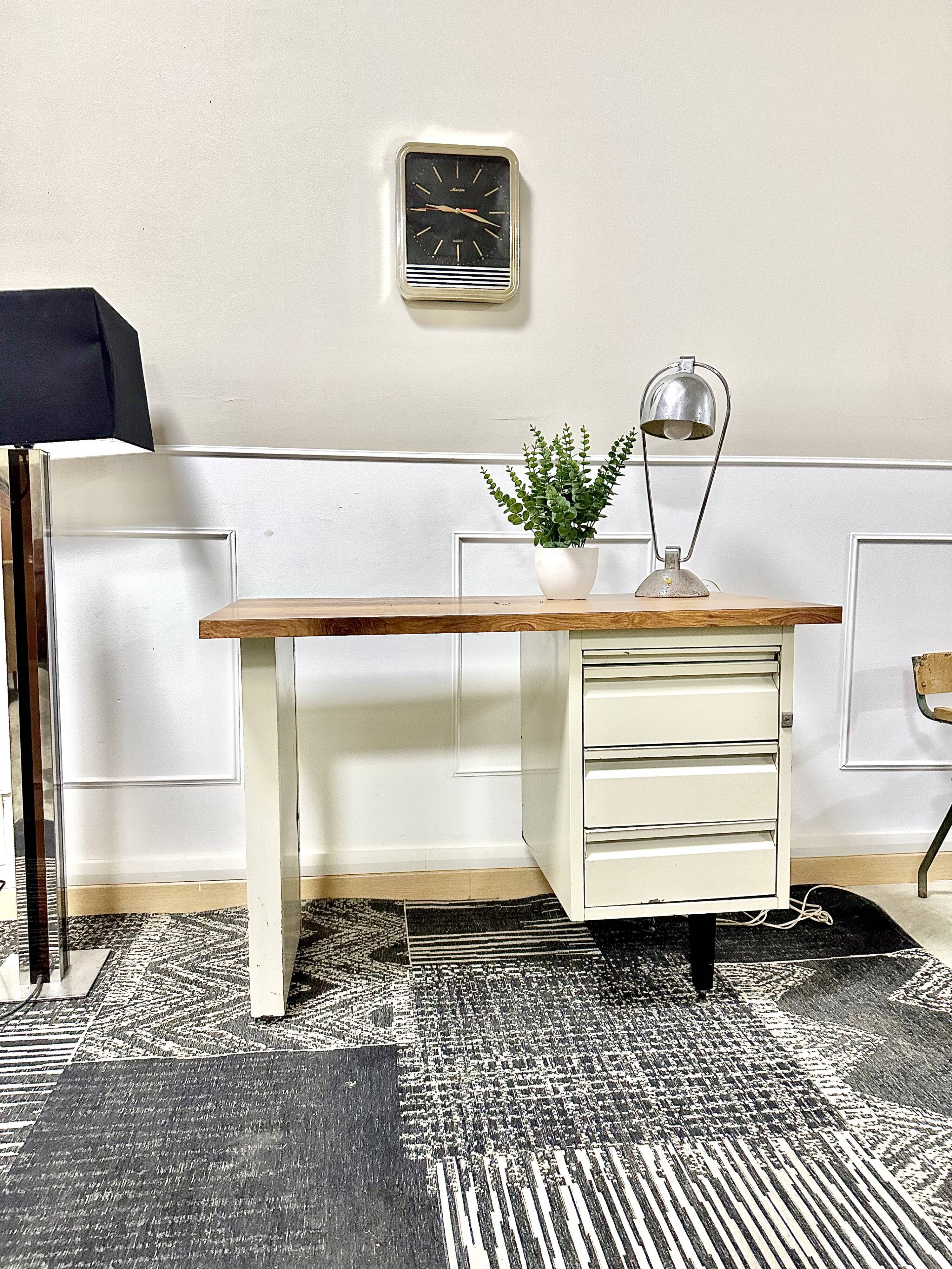 Strafor style metal desk
