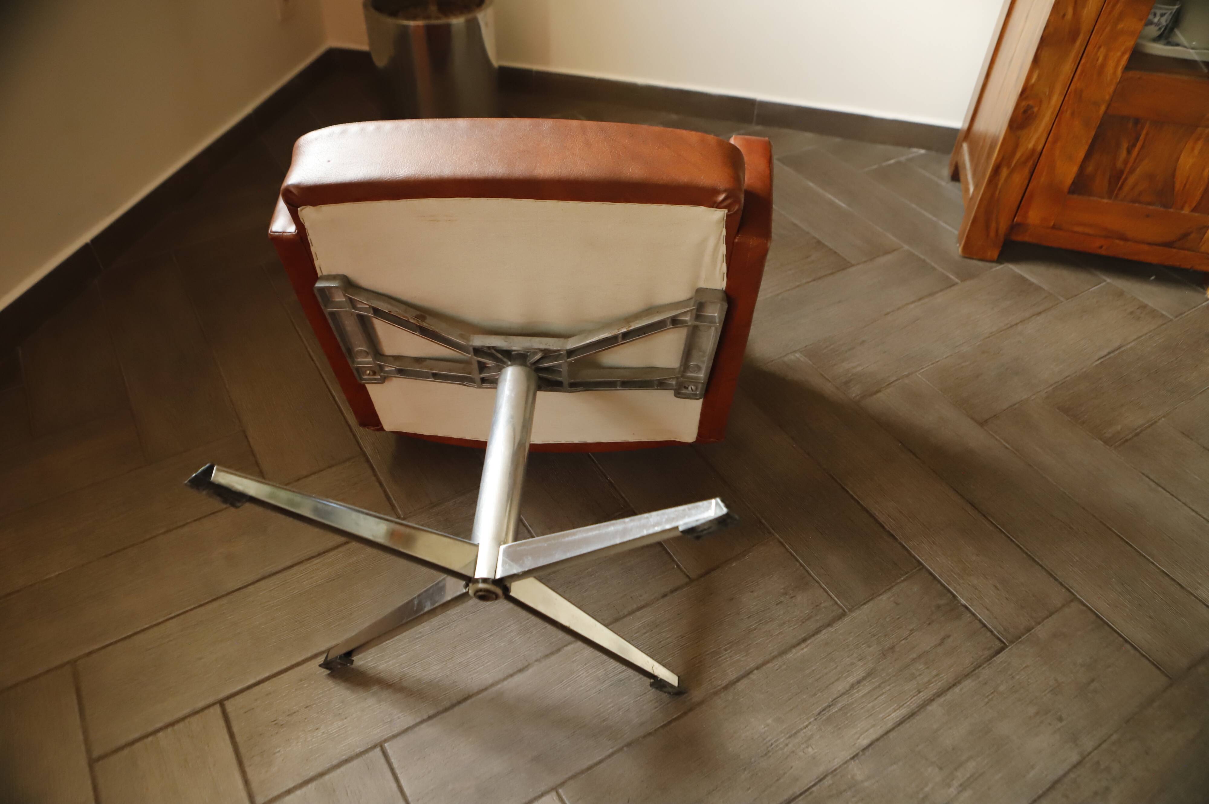 DDR Retro Swivel Armchair (1970s) – Brown Faux Leather & Checkered Seat