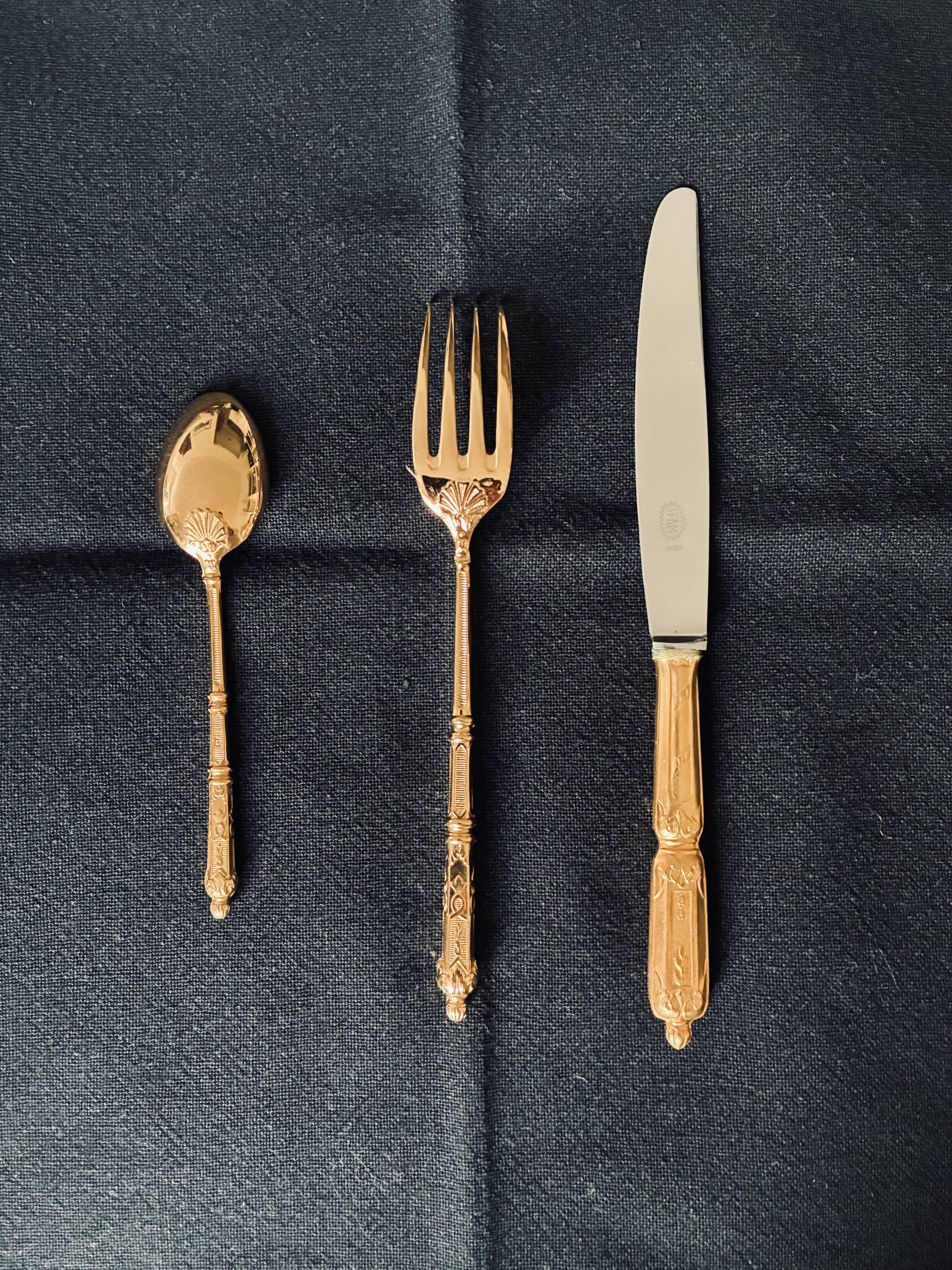 Golden metal dessert service