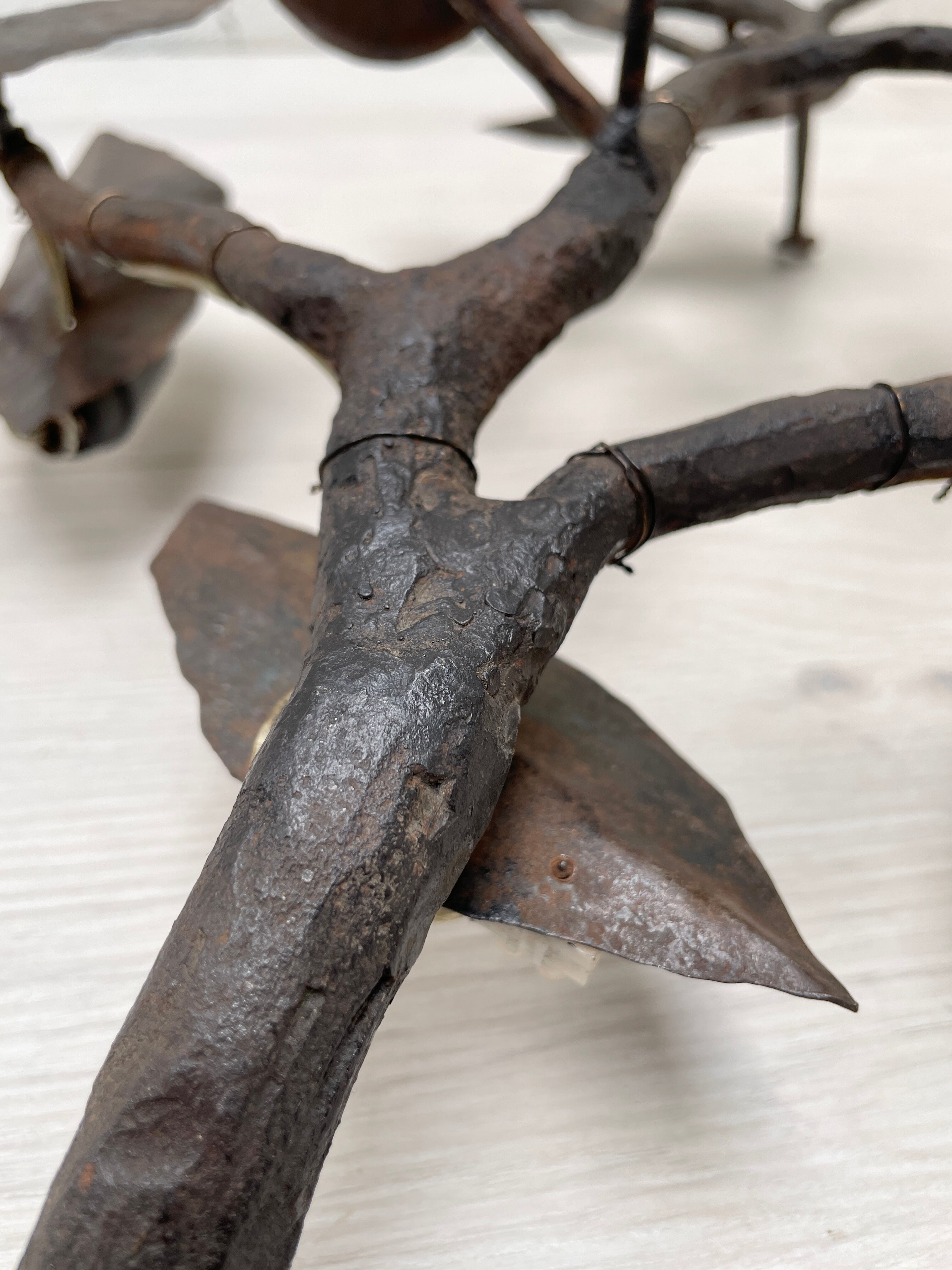 Wall lamp in wrought iron.