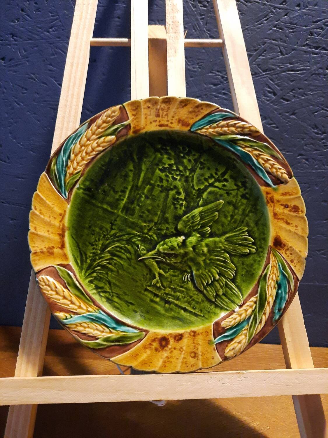 Paire d’assiettes anciennes en barbotine – Sarreguemines –