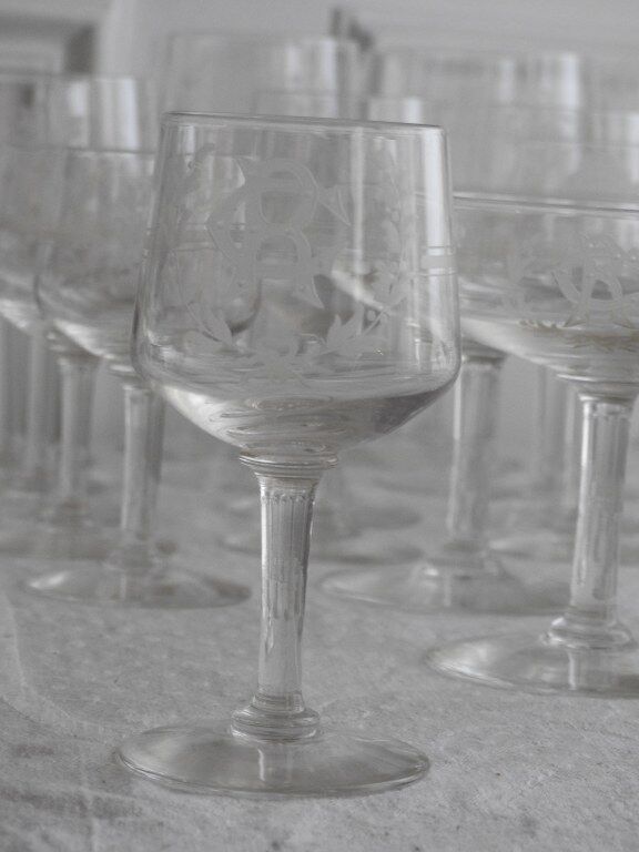 Un lot de 36 verres en cristal Saint Lambert