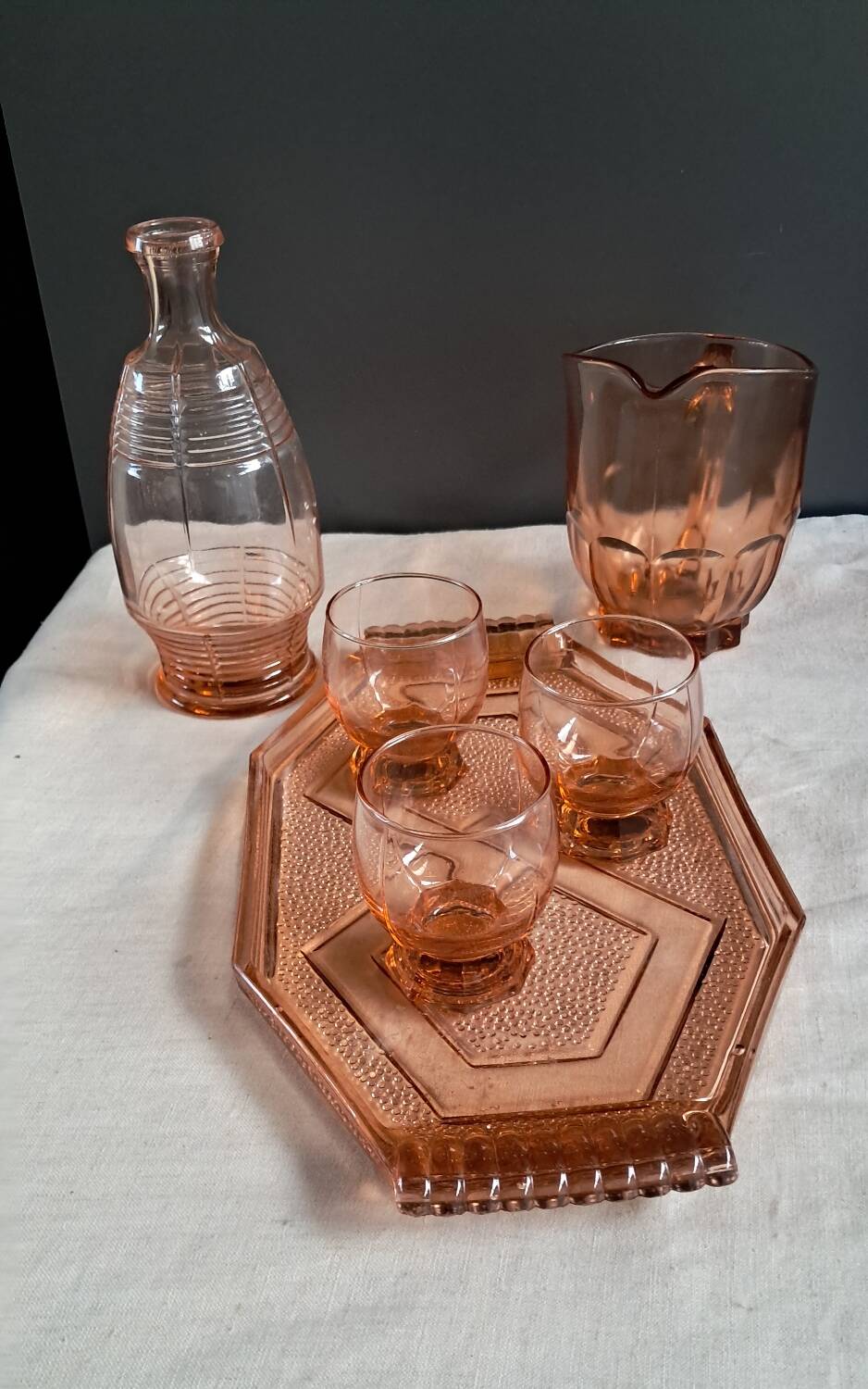 Carafe, verres et plateau en verre rose