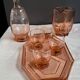 Carafe, verres et plateau en verre rose