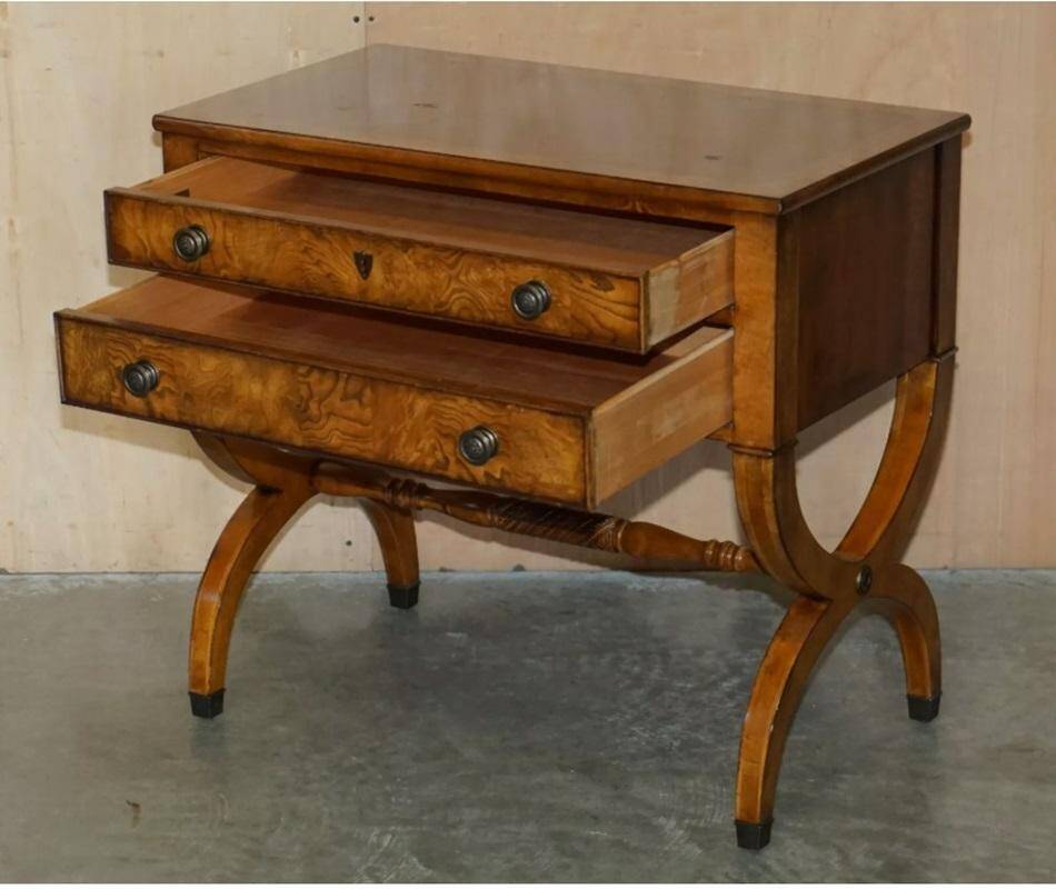 Paire de buffets vintage néoclassique en bois de ronce de chêne