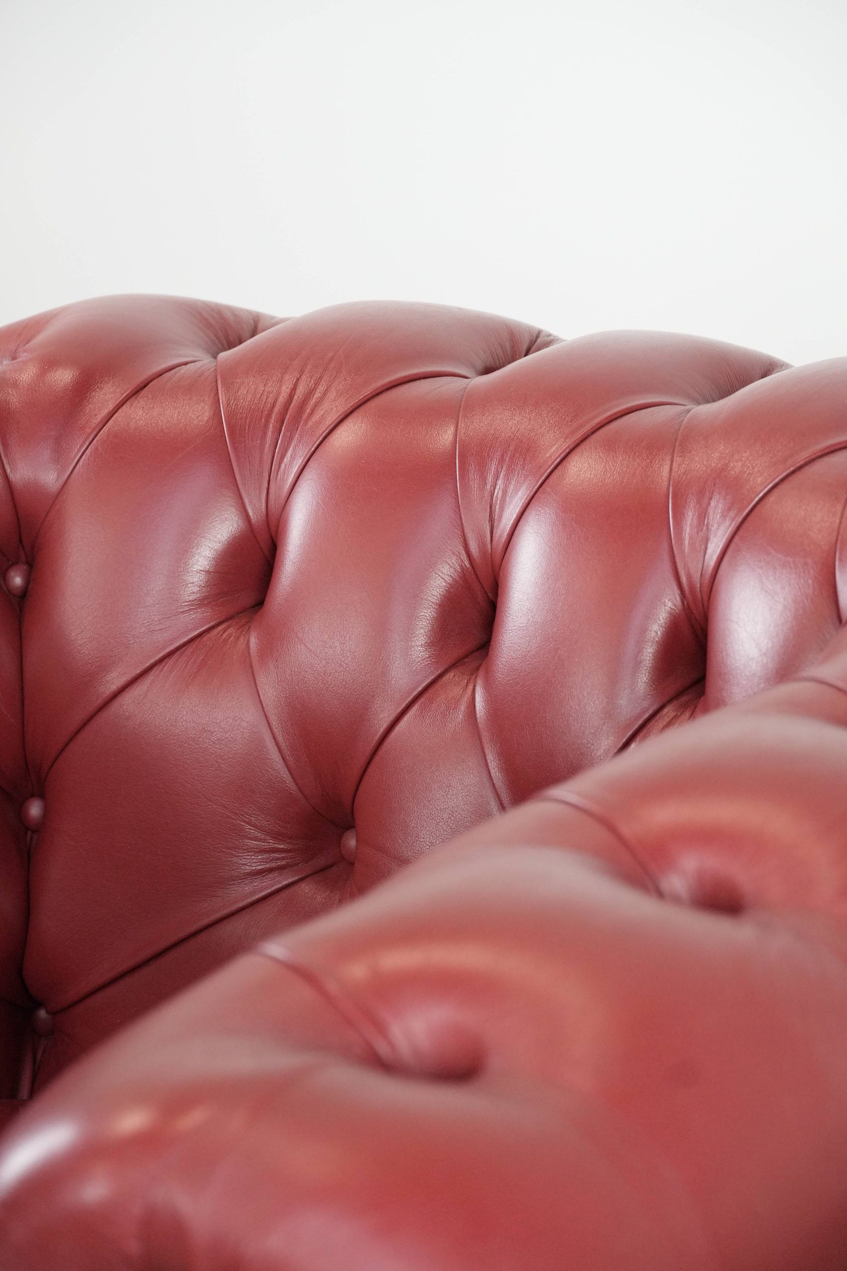 Amazing English cowhide Chesterfield armchair in a stunning red colour