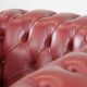 Incroyable fauteuil Chesterfield en cuir de vache anglais dans une magnifique couleur rouge.