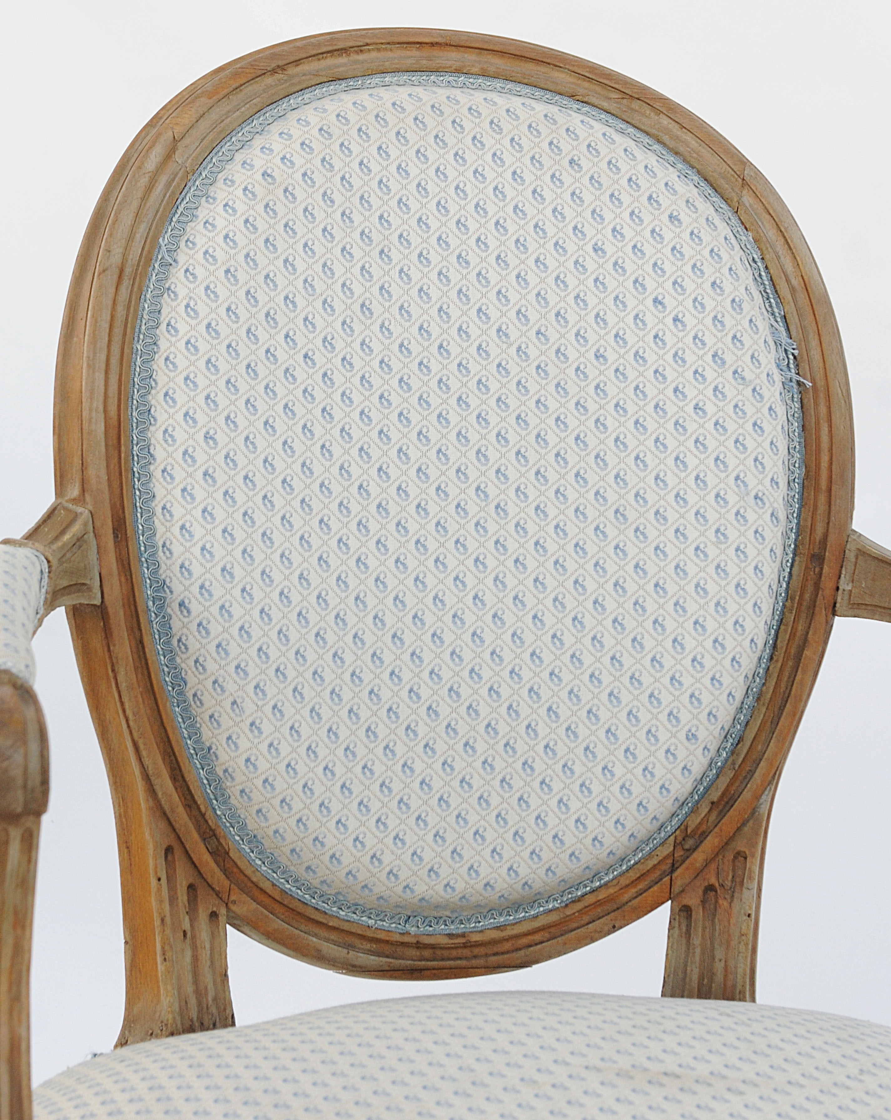 Paire de fauteuils cabriolets de style Louis XVI