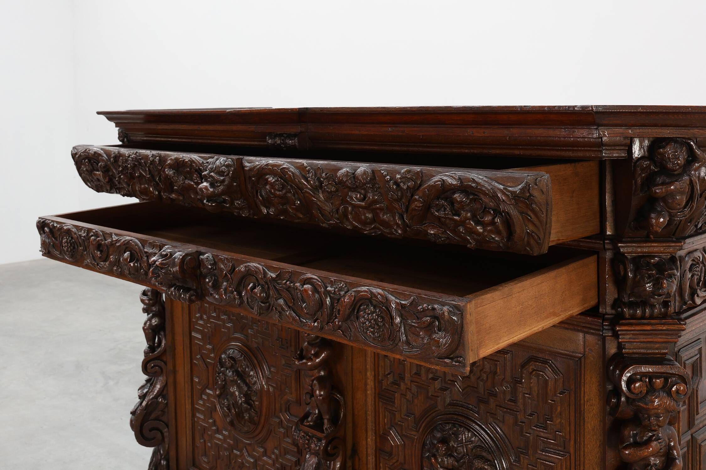 Flemish renaissance "beeldenkast" cabinet in oak wood Antwerp, ca. 1630