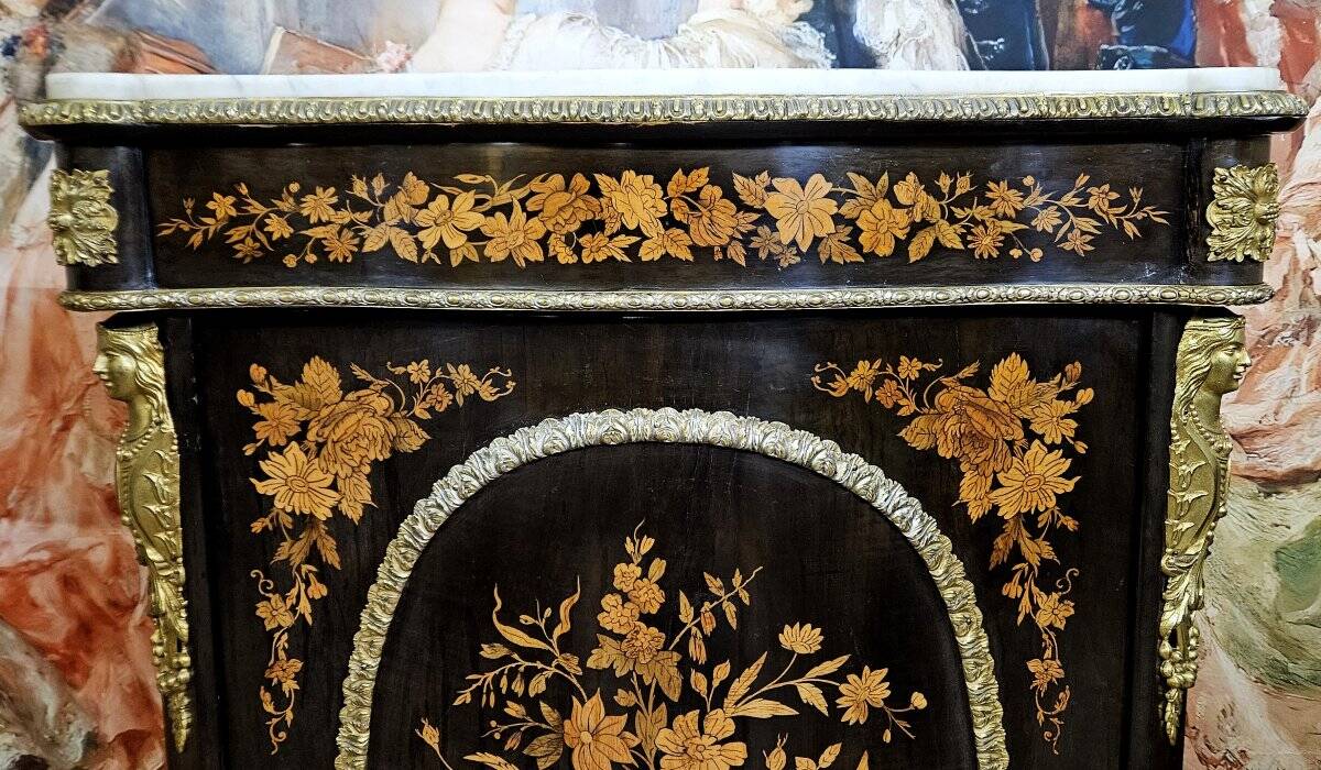 Boulle furniture with a curved shape from the Napoleonic III era in lacquered wood and marquetry.