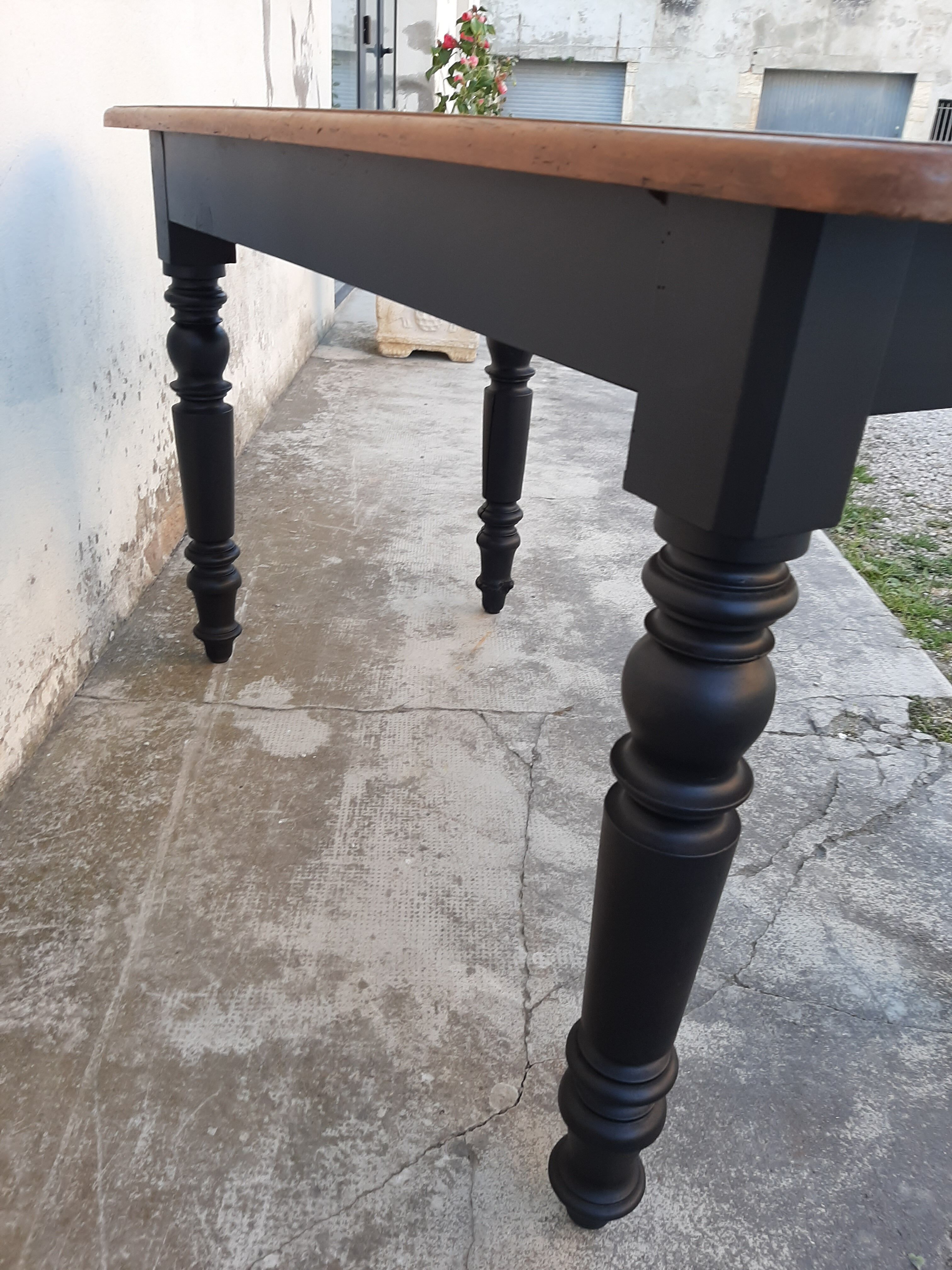 Black pie bistro table