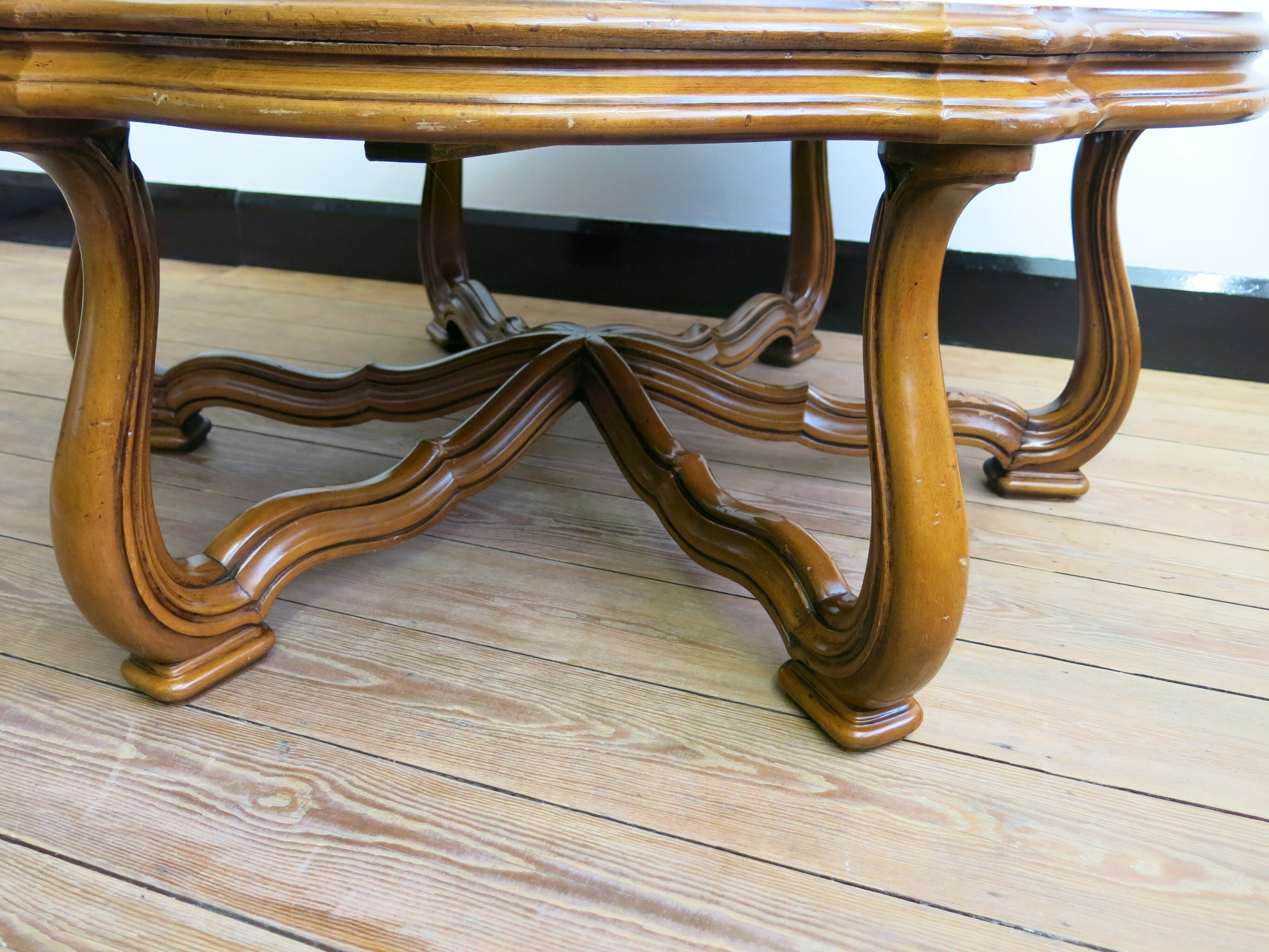 Table basse English Regency en acajou sculpté et cuir olive