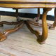 Table basse English Regency en acajou sculpté et cuir olive