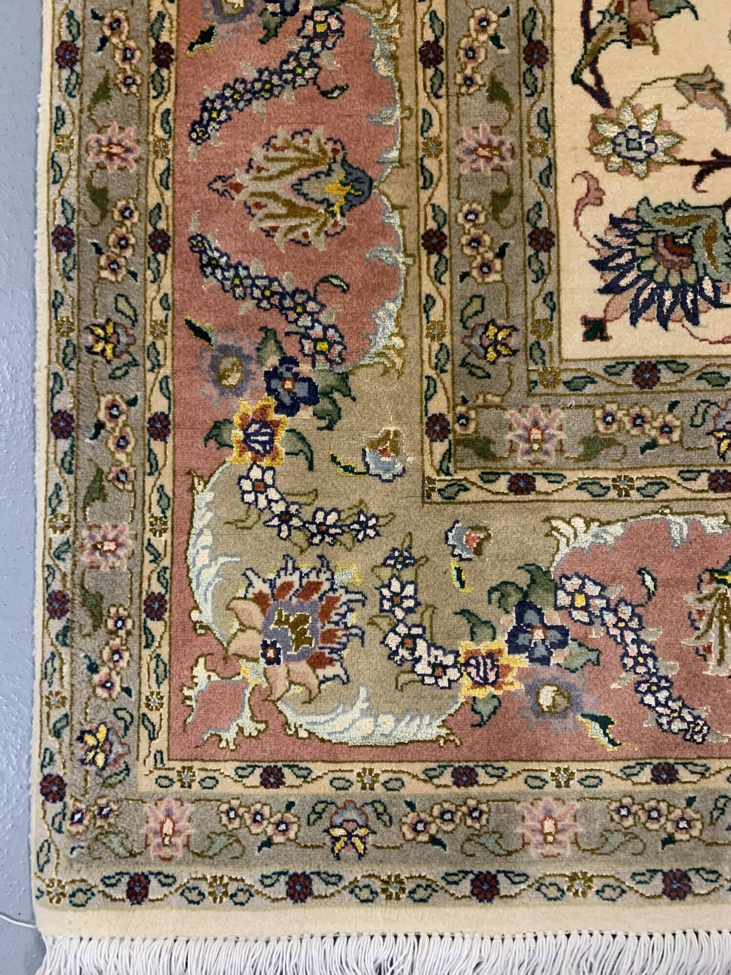 Authentic Tabriz Persian Carpet in Kork Wool and Silk (50 Raj) – 200 x 200 cm