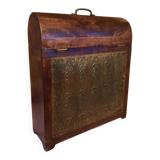 Vertical wooden box