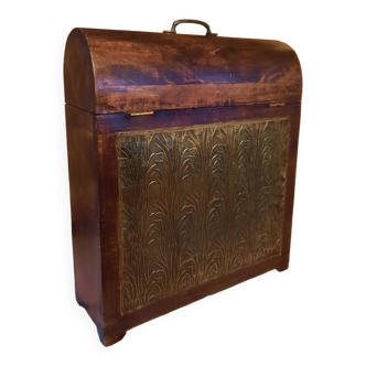 Vertical wooden box