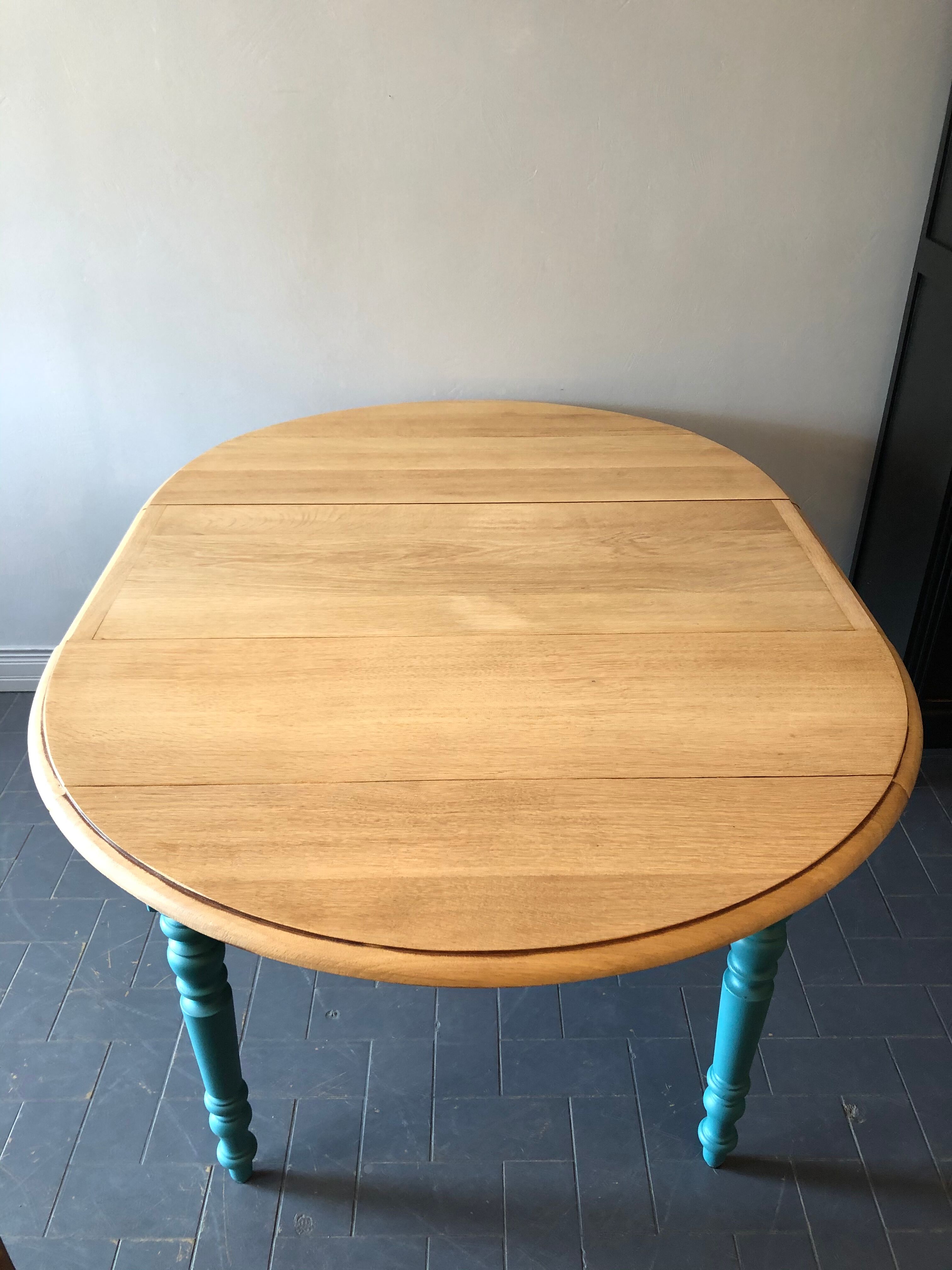 Roundtable with flaps and extensions