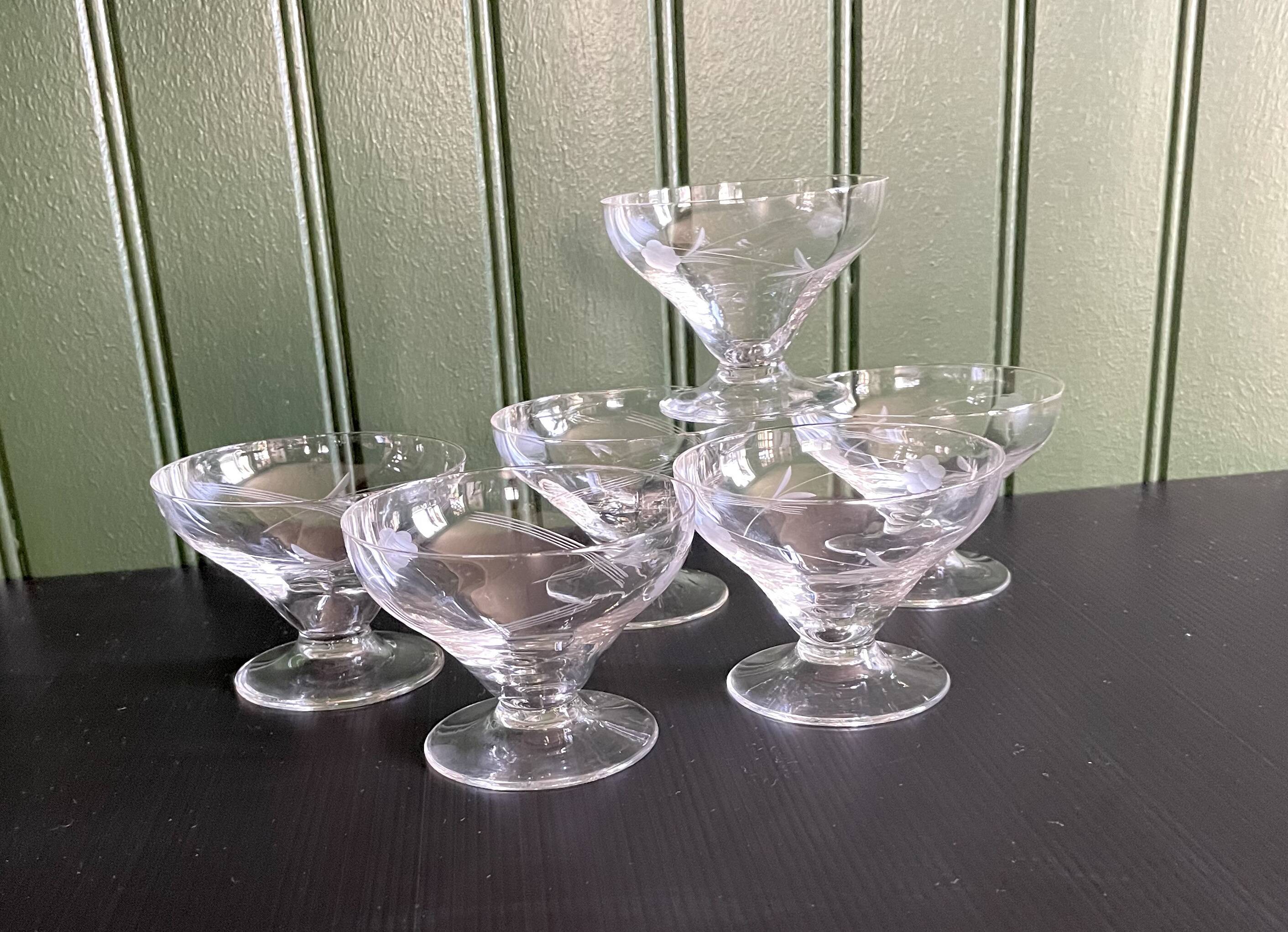 Set of 6 vintage cups in very good condition.