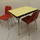 Table en formica et deux chaises