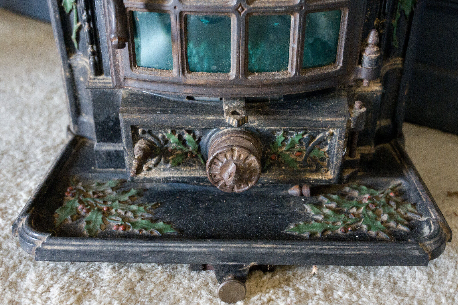 Cast iron stove Forges Fonderie Saint Nicolas brand Holiday Décor holly