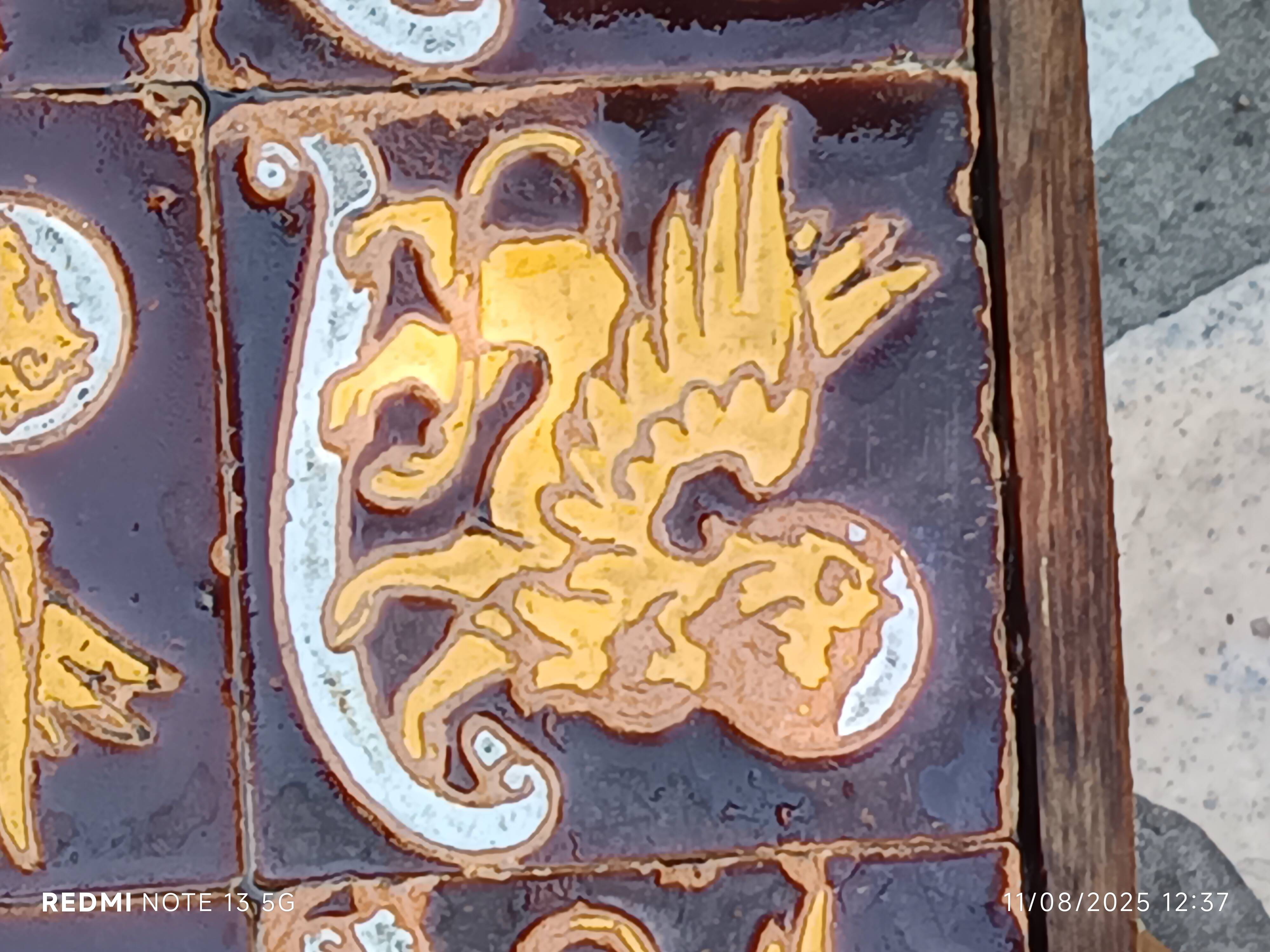 Vintage ceramic coffee table – Heraldic griffon decor – 1970