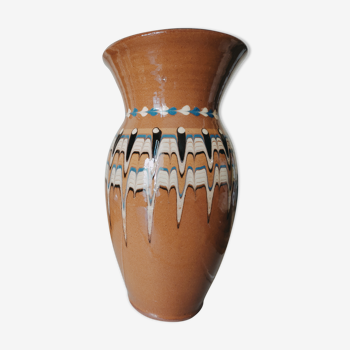 Vase bulgare en terre mêlée