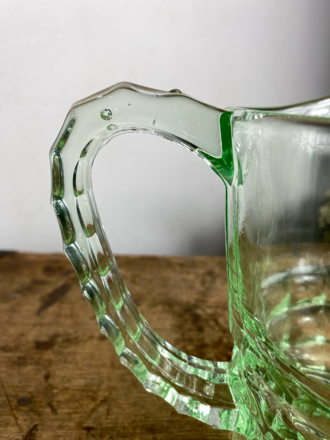 Carafe en ouraline fluorescente
