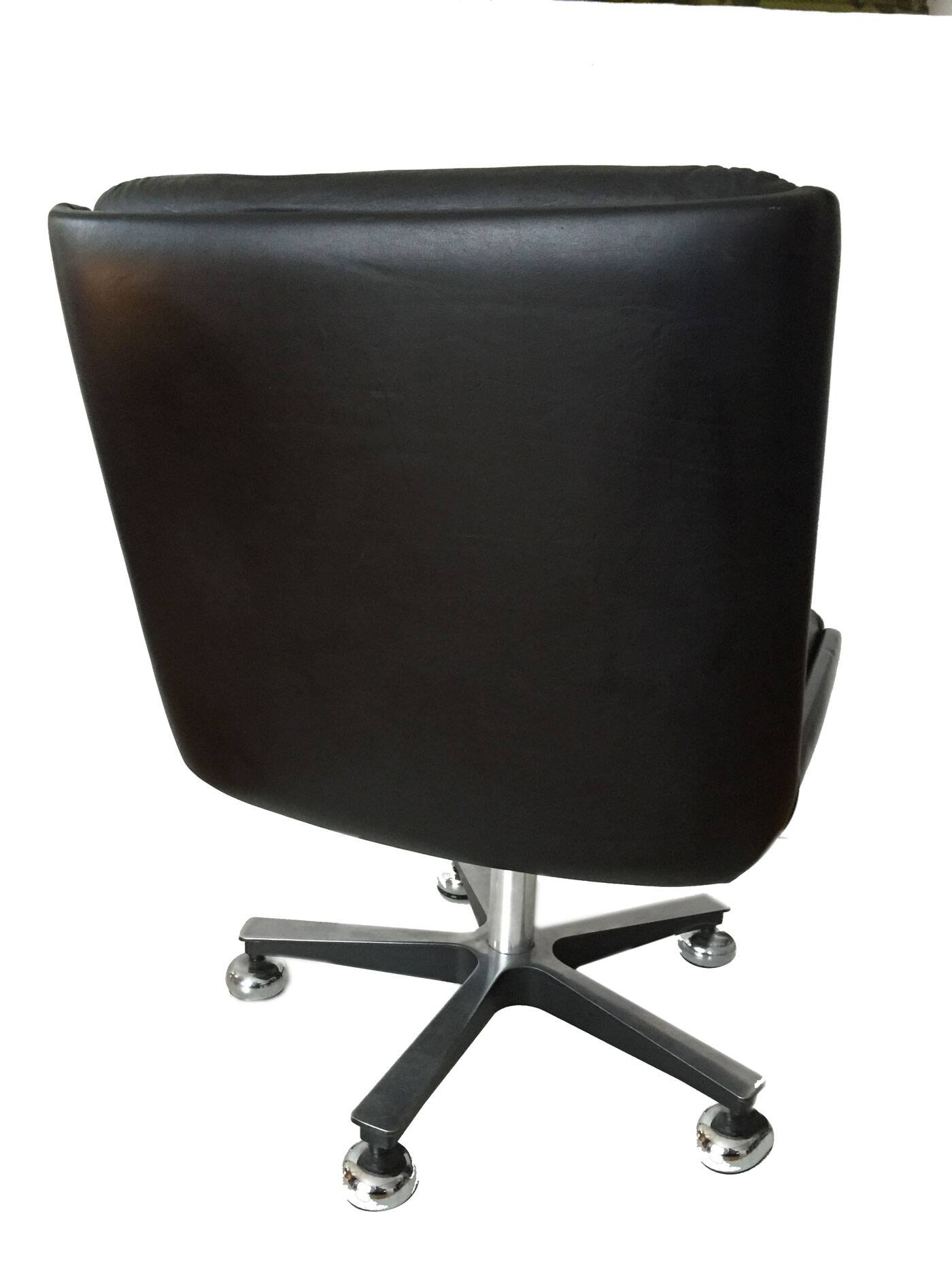 Pair of cofemo-italy armchairs. black leather. 1980.