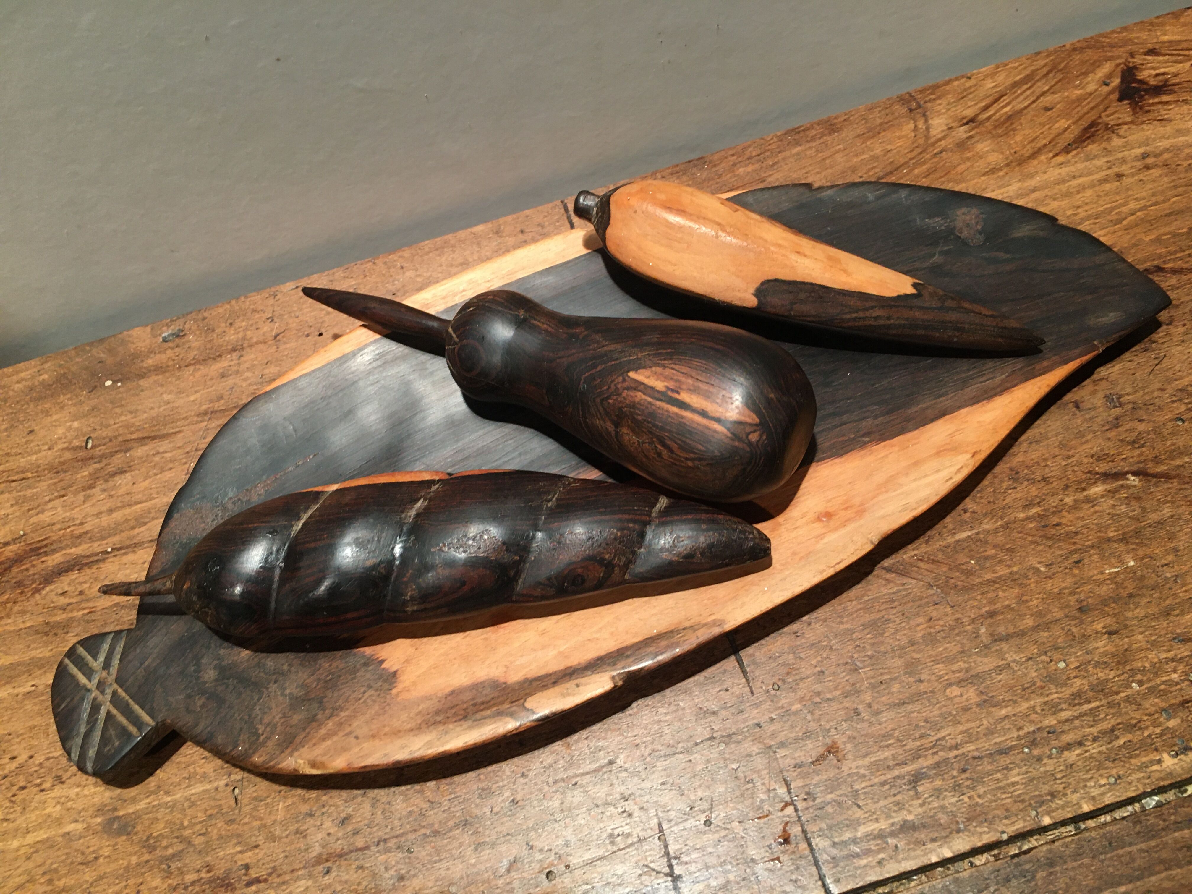 Tray and its wooden fruits. Tribal art