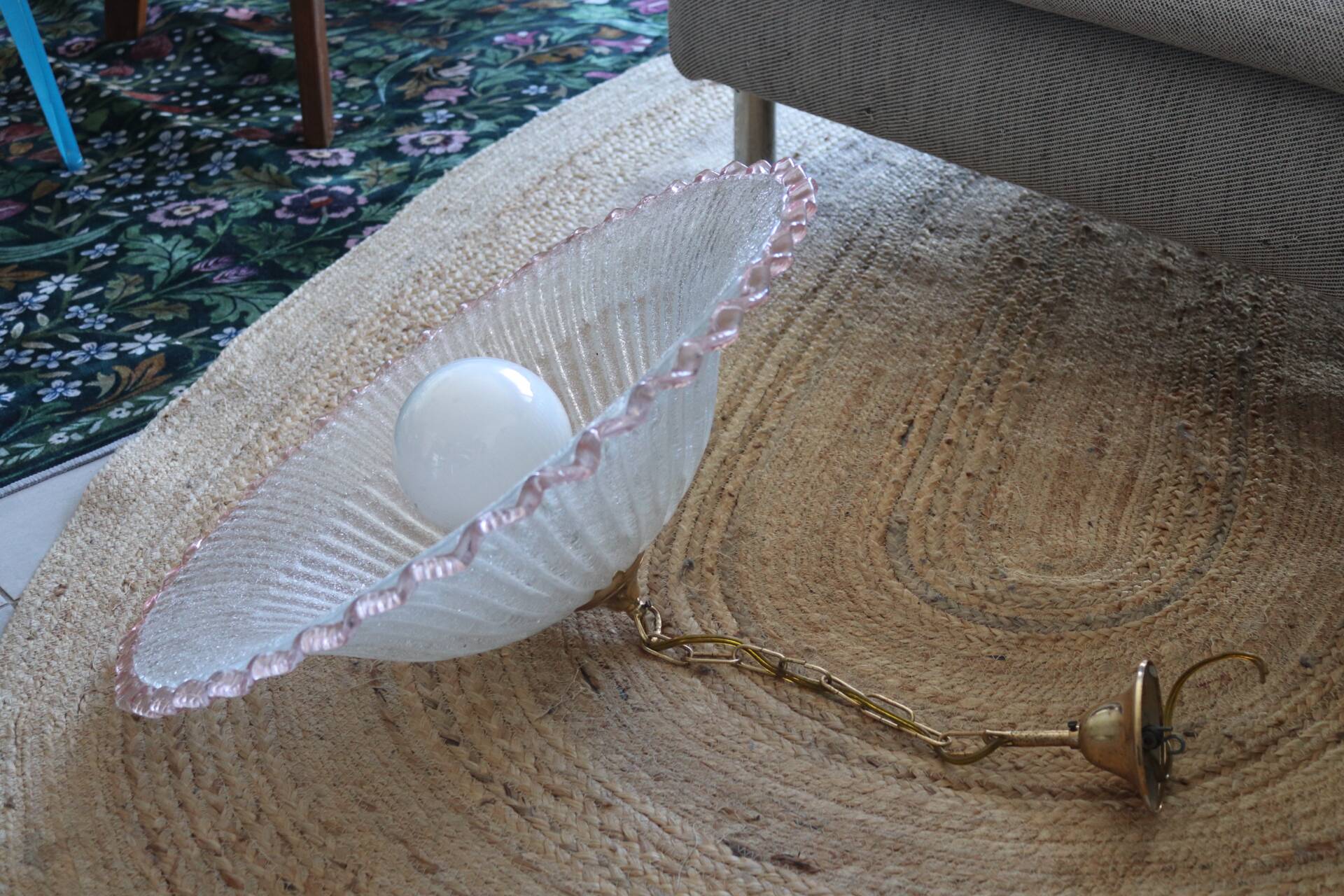 Large vintage Murano suspension in textured glass with a pink edge.