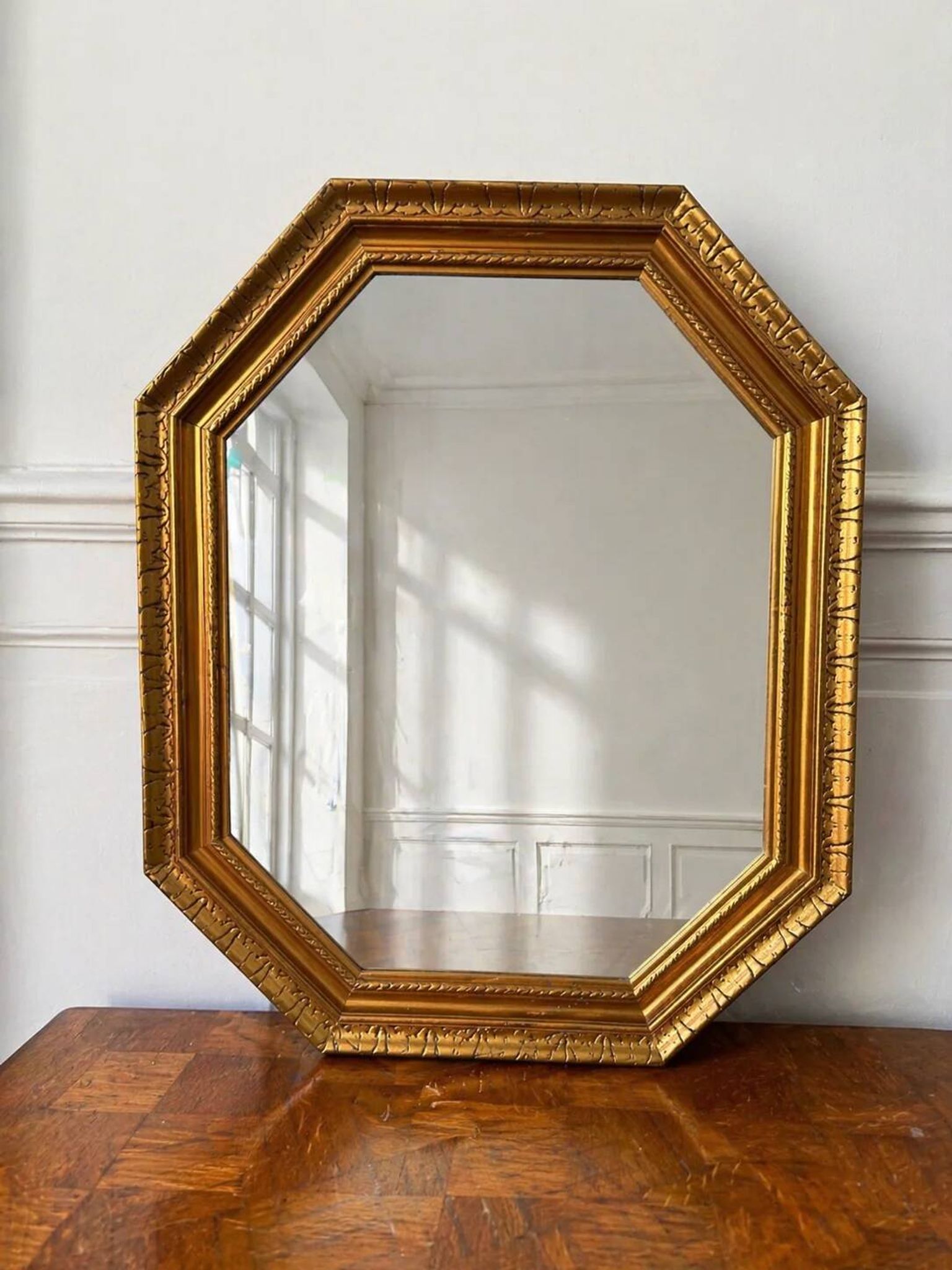 Miroir octogonal doré aux reflets cuivré