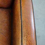 Fauteuil design en cuir de mouton vintage confortable avec un look robuste