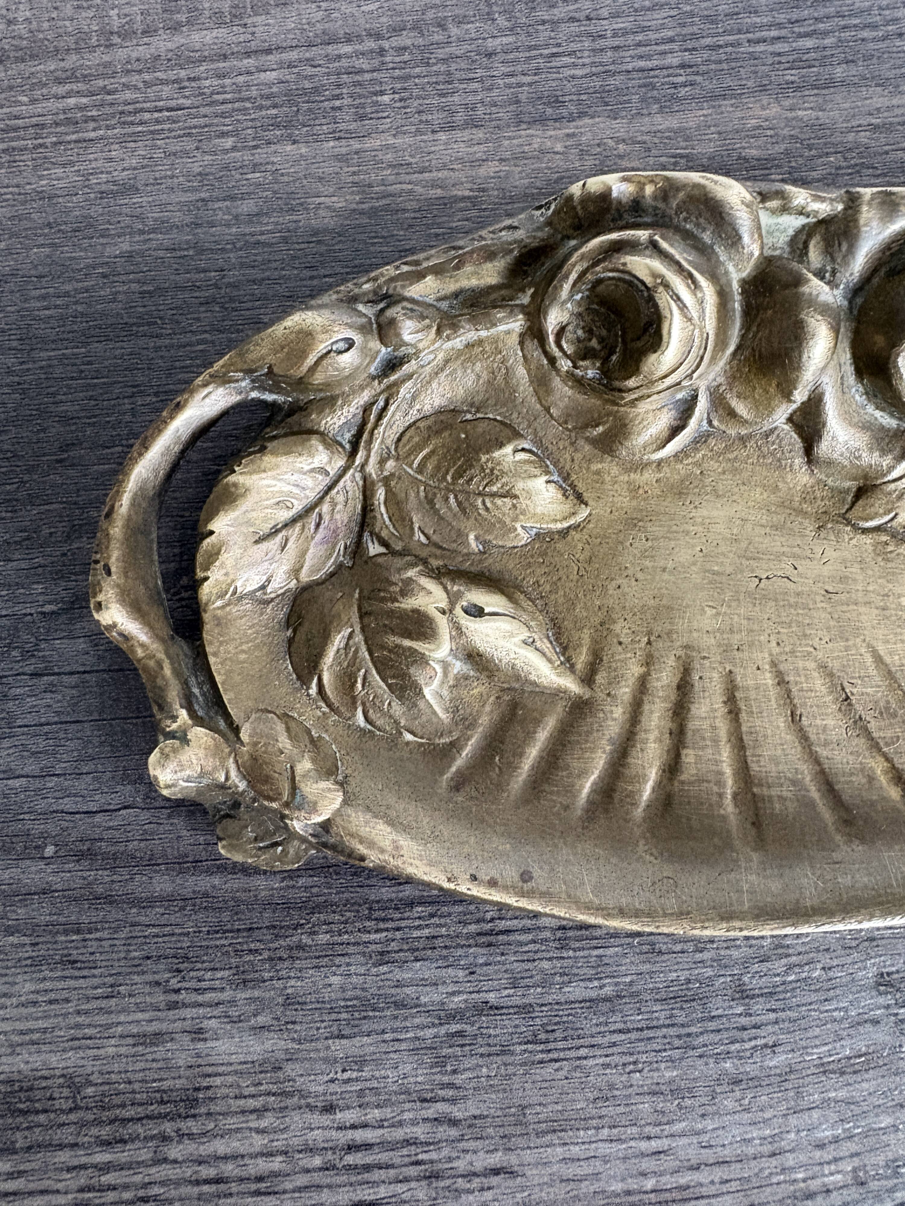 Art Nouveau pocket emptier