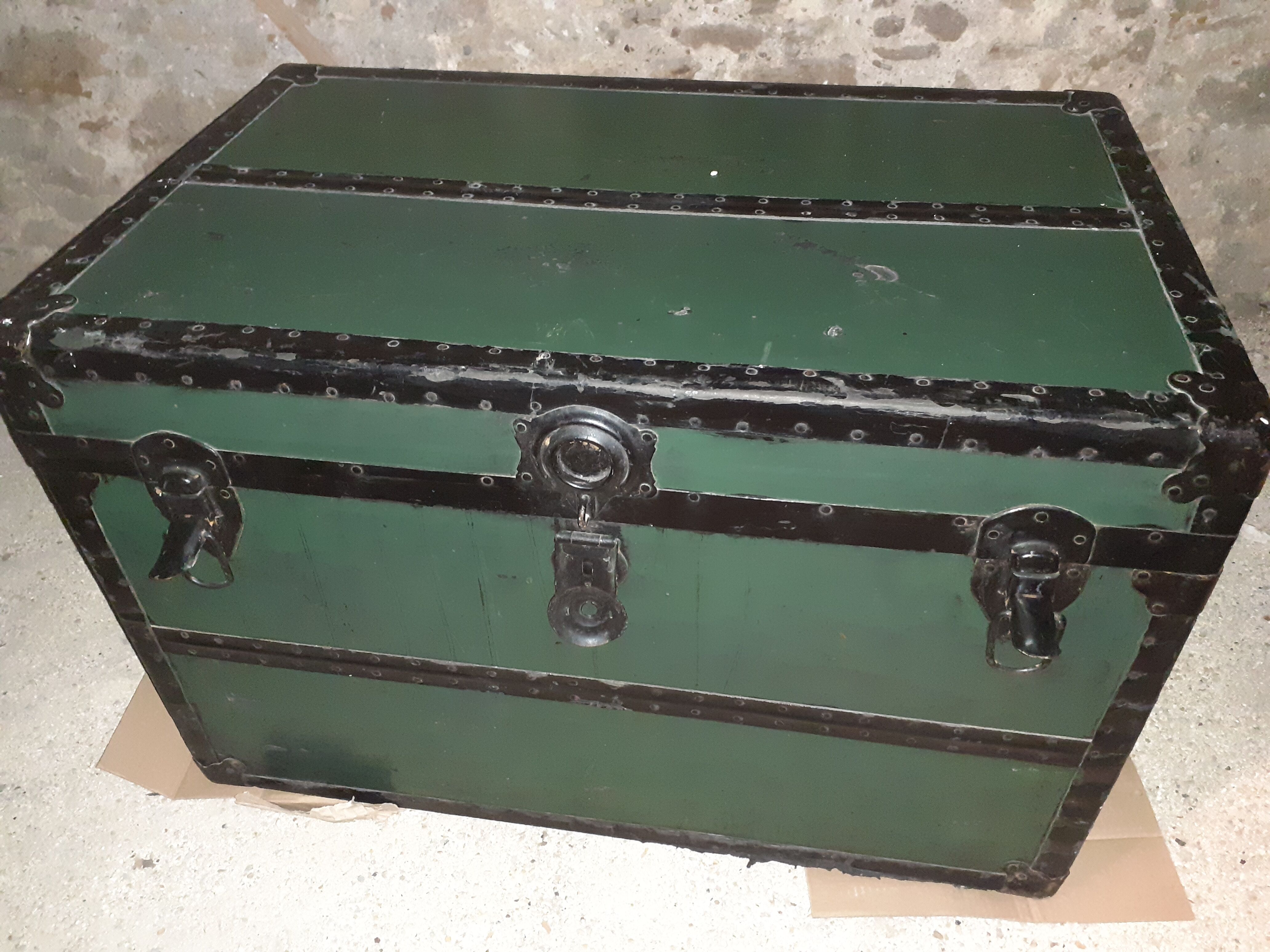 Wooden trunk trunk
