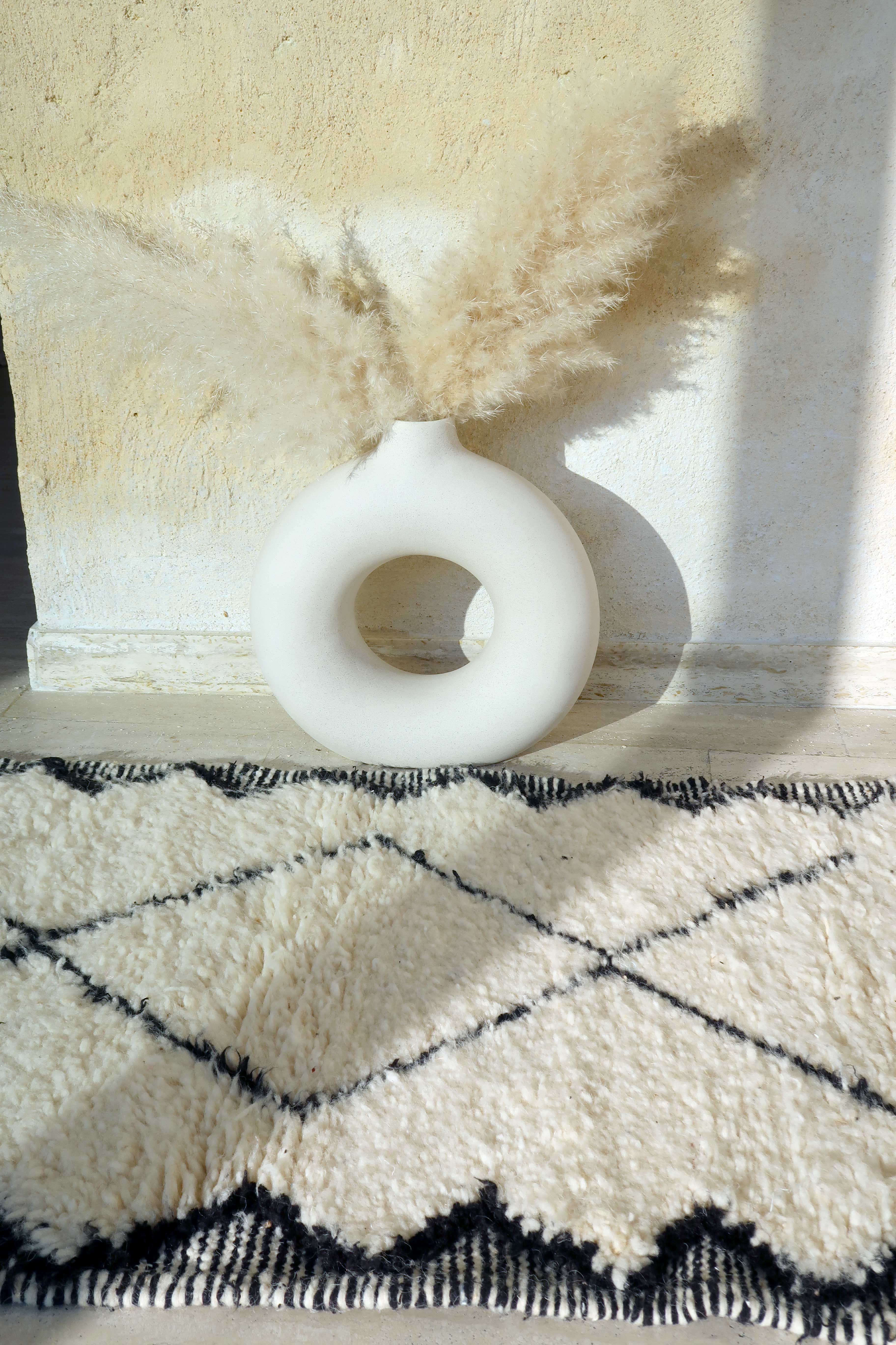 Berber carpet Béni Ouarain black and white with diamonds and braided border