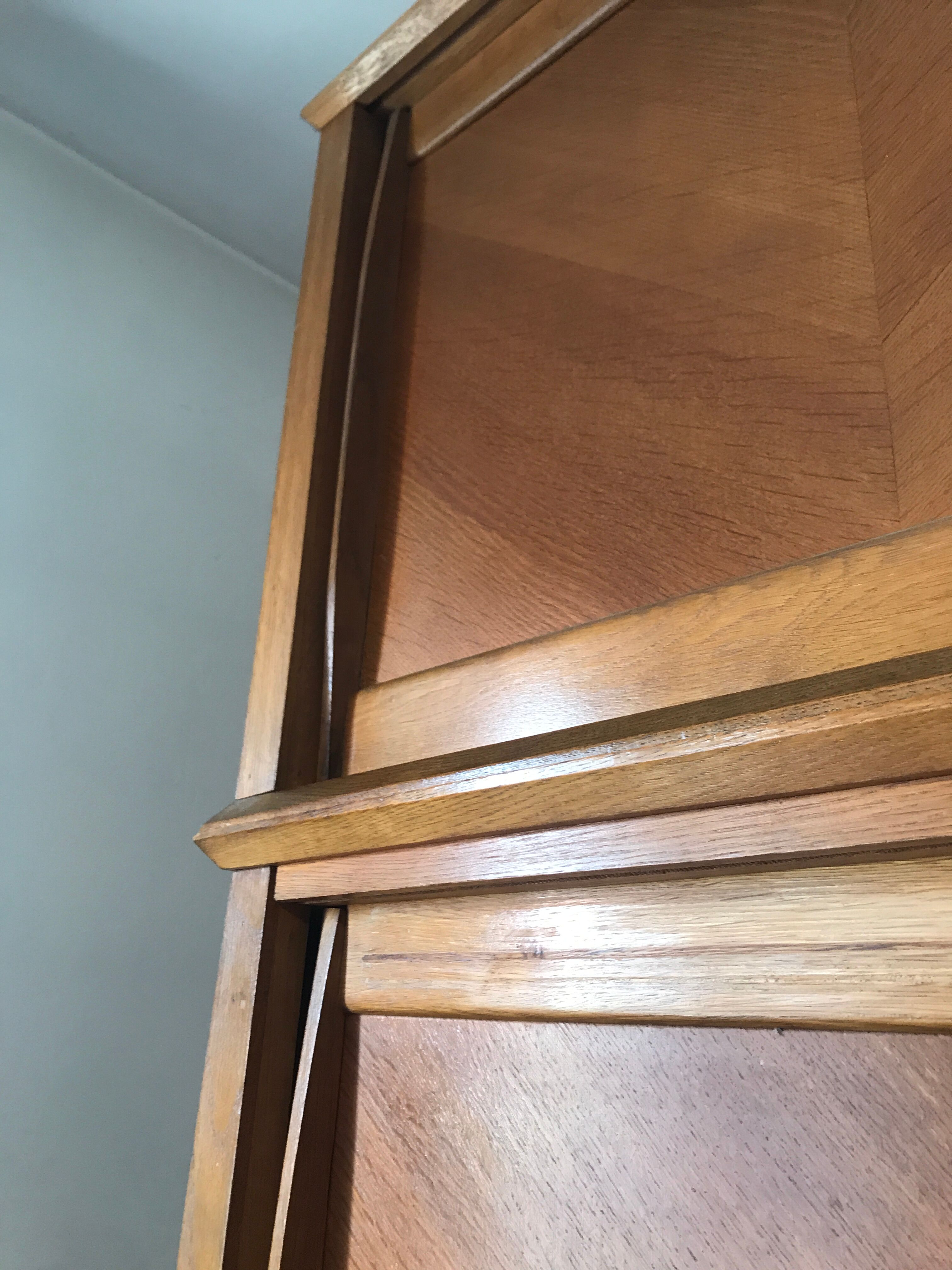 Armoire portes coulilssantes vintage des années 50 circa 1950 1960 style prouvé perriand moderniste