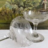 2 coupes à champagne anciennes en verre décor gravé