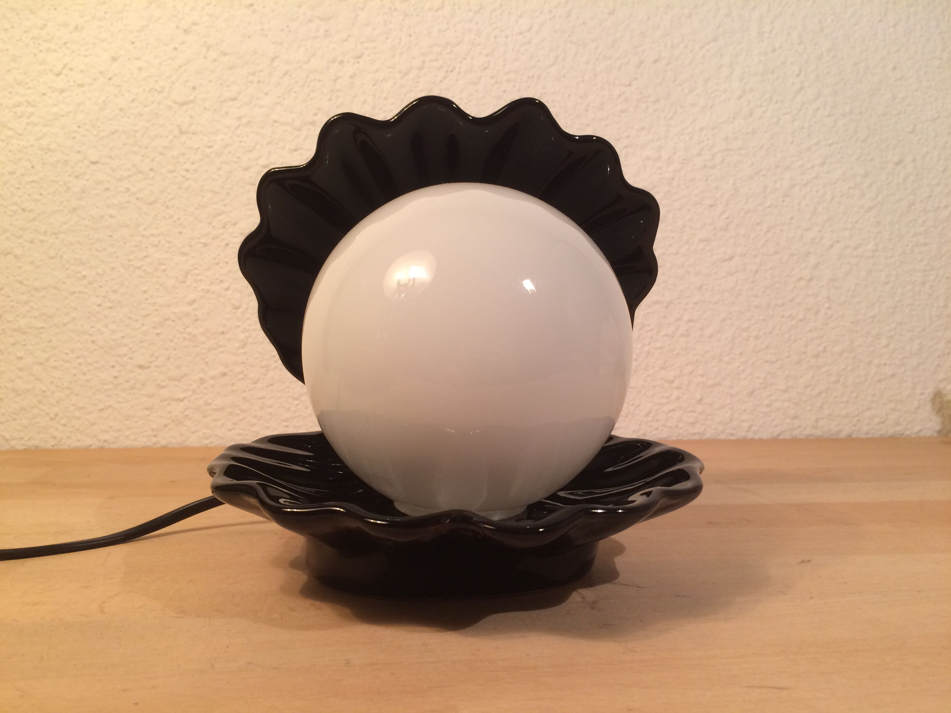 Black ceramic shell lamp and opaline pearl