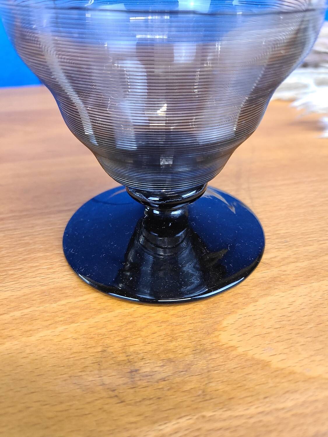 Vase vintage en verre, détails noirs en relief